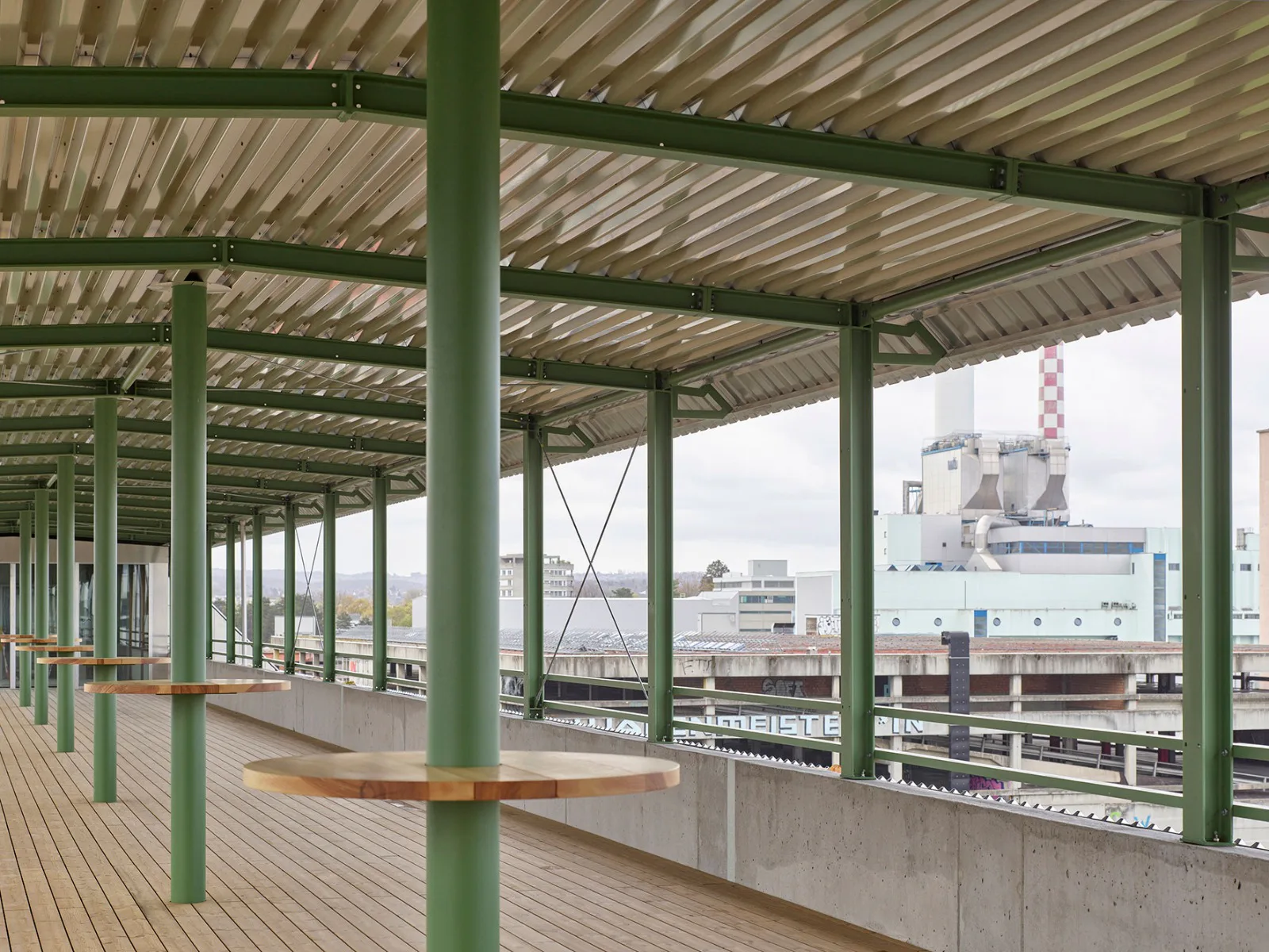 Die Dachterrasse im obersten Geschoss erinnert an das Deck eines Ausflugsdampfers.