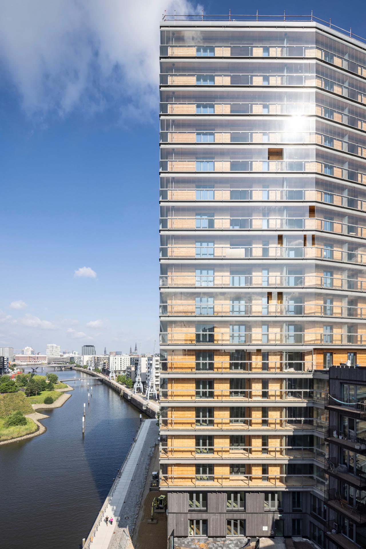 Roots – Deutschlands höchstes Holzhochhaus. Ein 72 Meter hoher Wohnturm aus maximal vorgefertigten Holzelementen prägt das neue Wahrzeichen der Hamburger HafenCity.