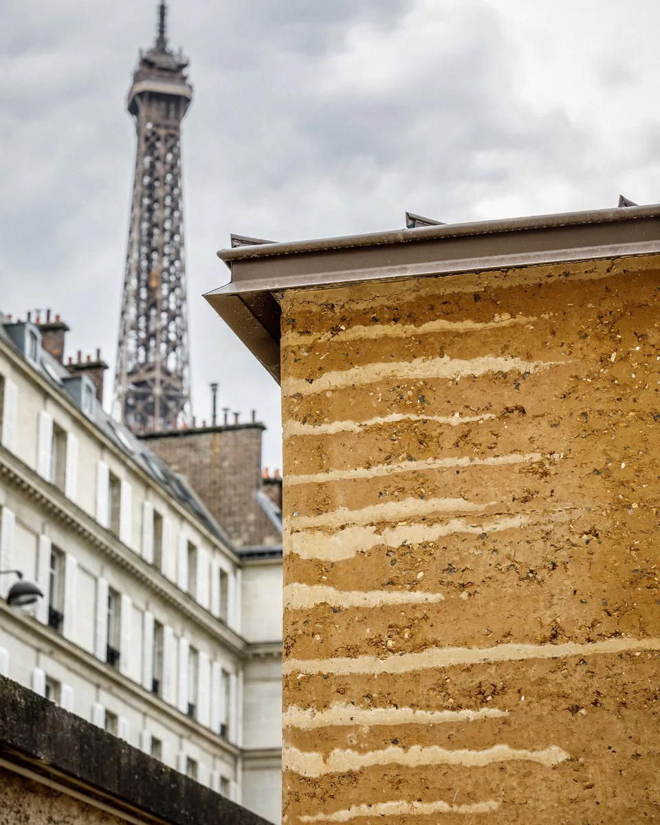 Die massiven Lehmwände bestehen aus 12 cm hohen Schichten, die auf 8 cm verdichtet wurden. In die Wand integrierte Lagen aus Trasskalkmörtel bremsen die natürliche Erosion und tragen zur Stabilisierung der Wände bei.