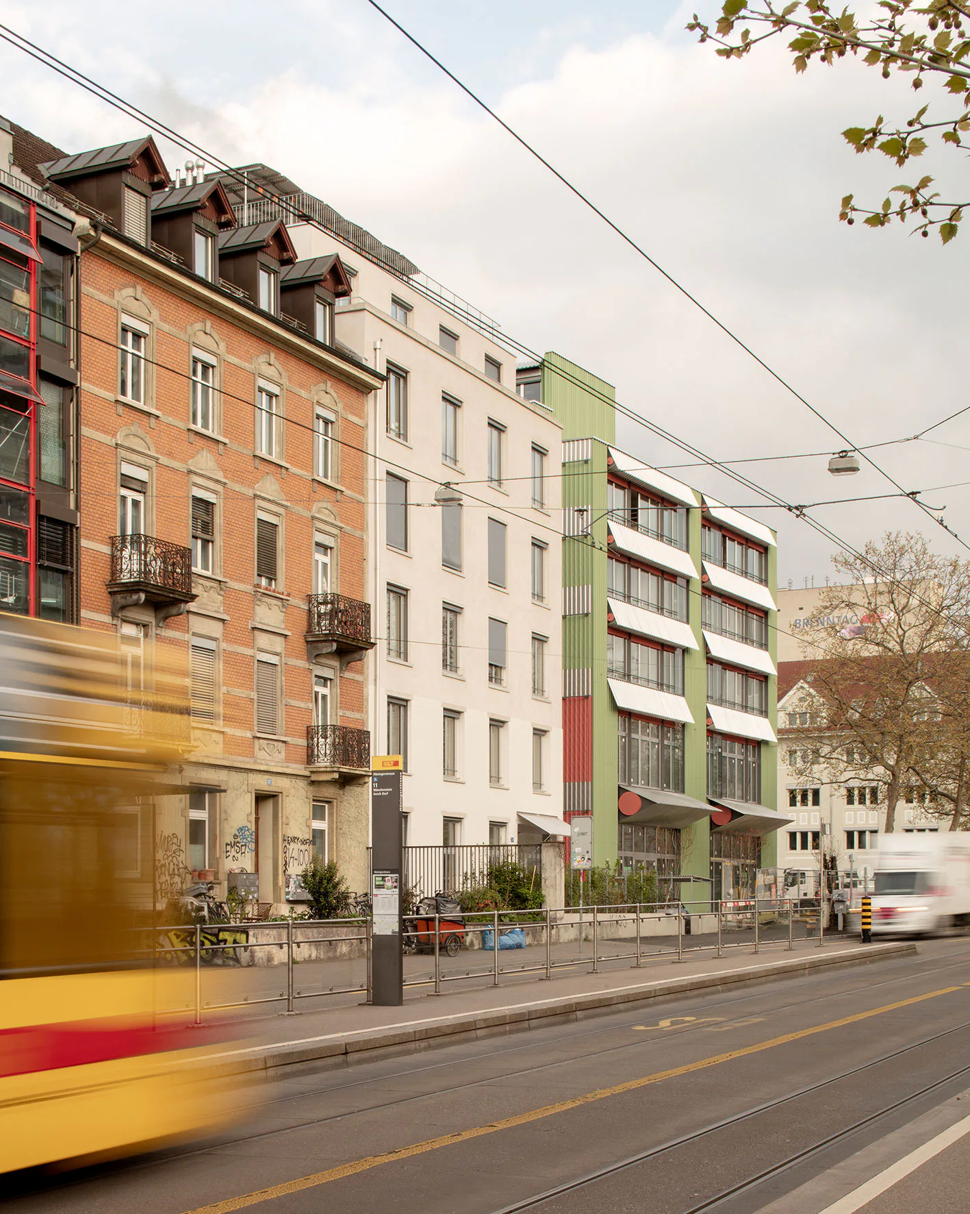 Im Erdgeschoss der Kopfbauten sind zwei Gewerbeeinheiten entstanden.