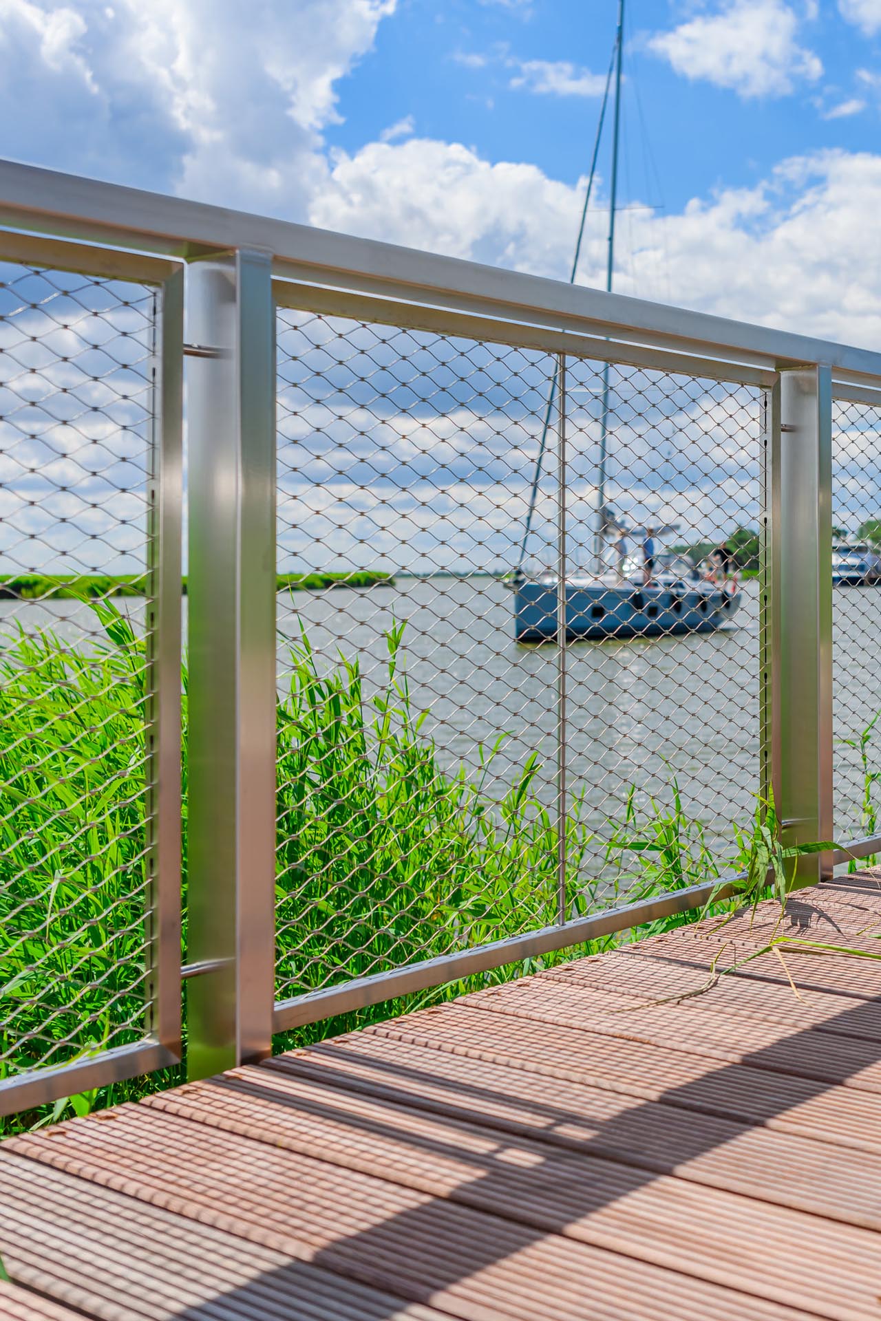 X-TEND Edelstahlseilnetz als Geländerfüllung im Hafen Zingst.