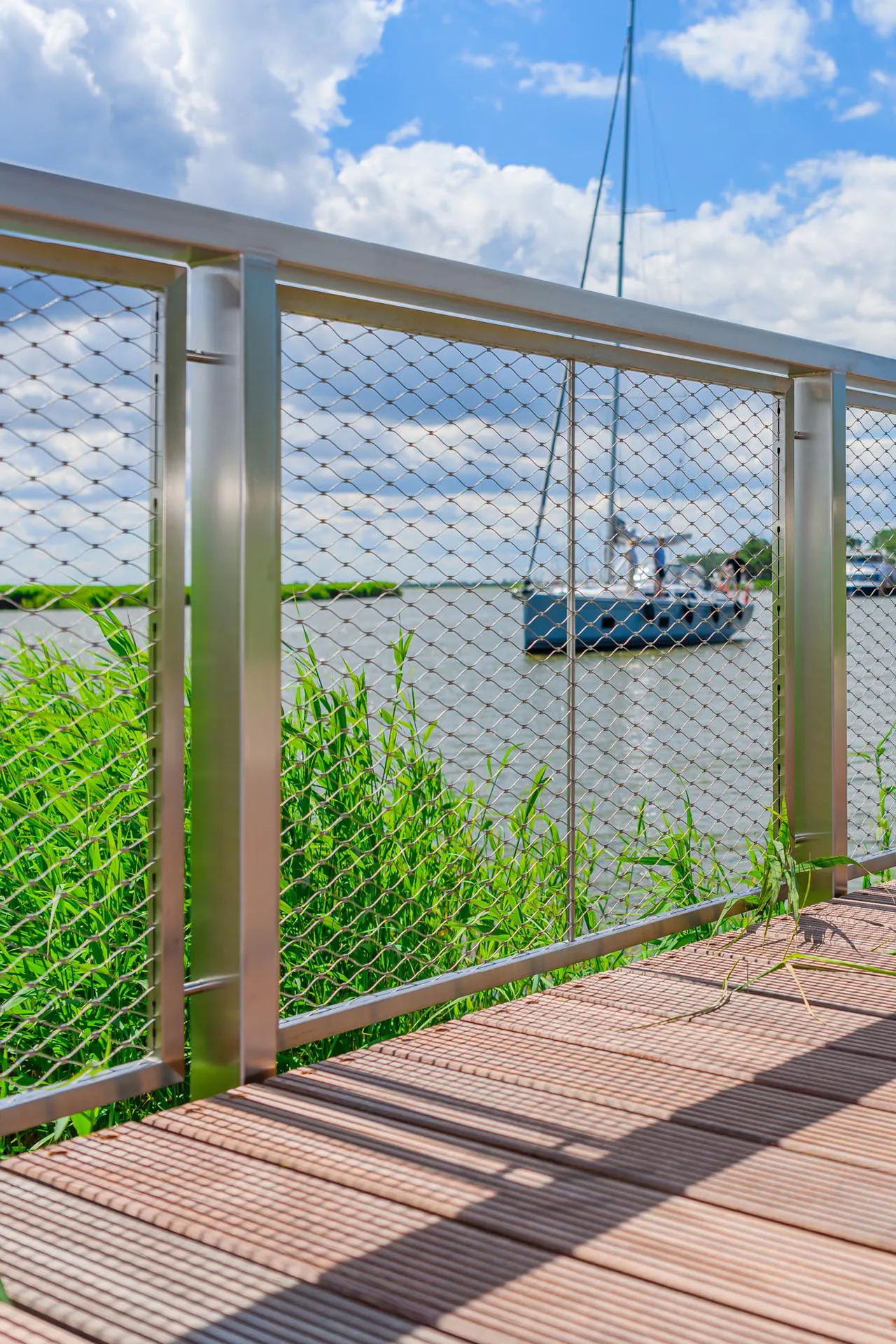 X-Tend Edelstahlseilnetz als Geländerfüllung im Hafen Zingst.