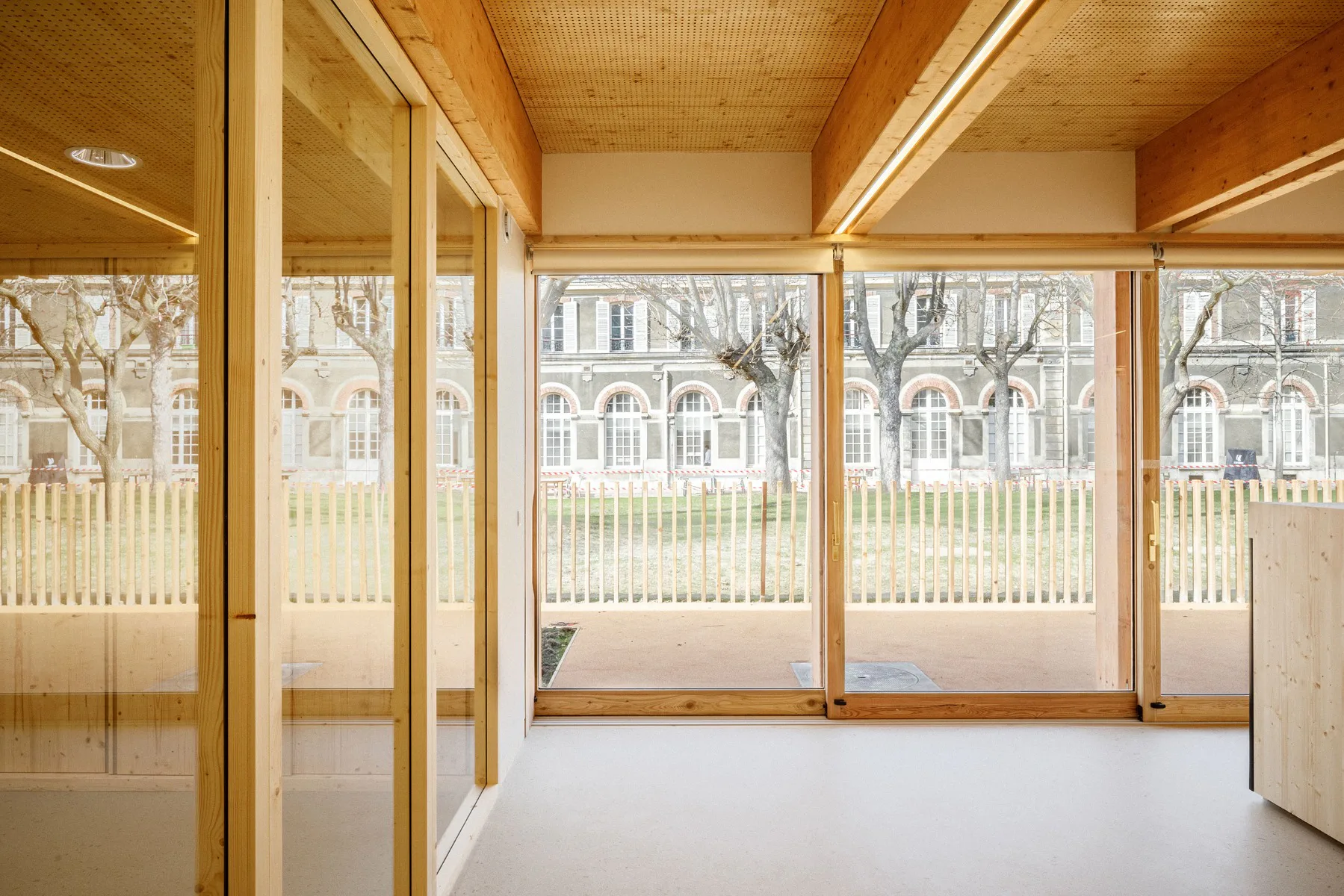 Die raumhohen Gebäudeöffnungen betonen den Bezug zum Garten.