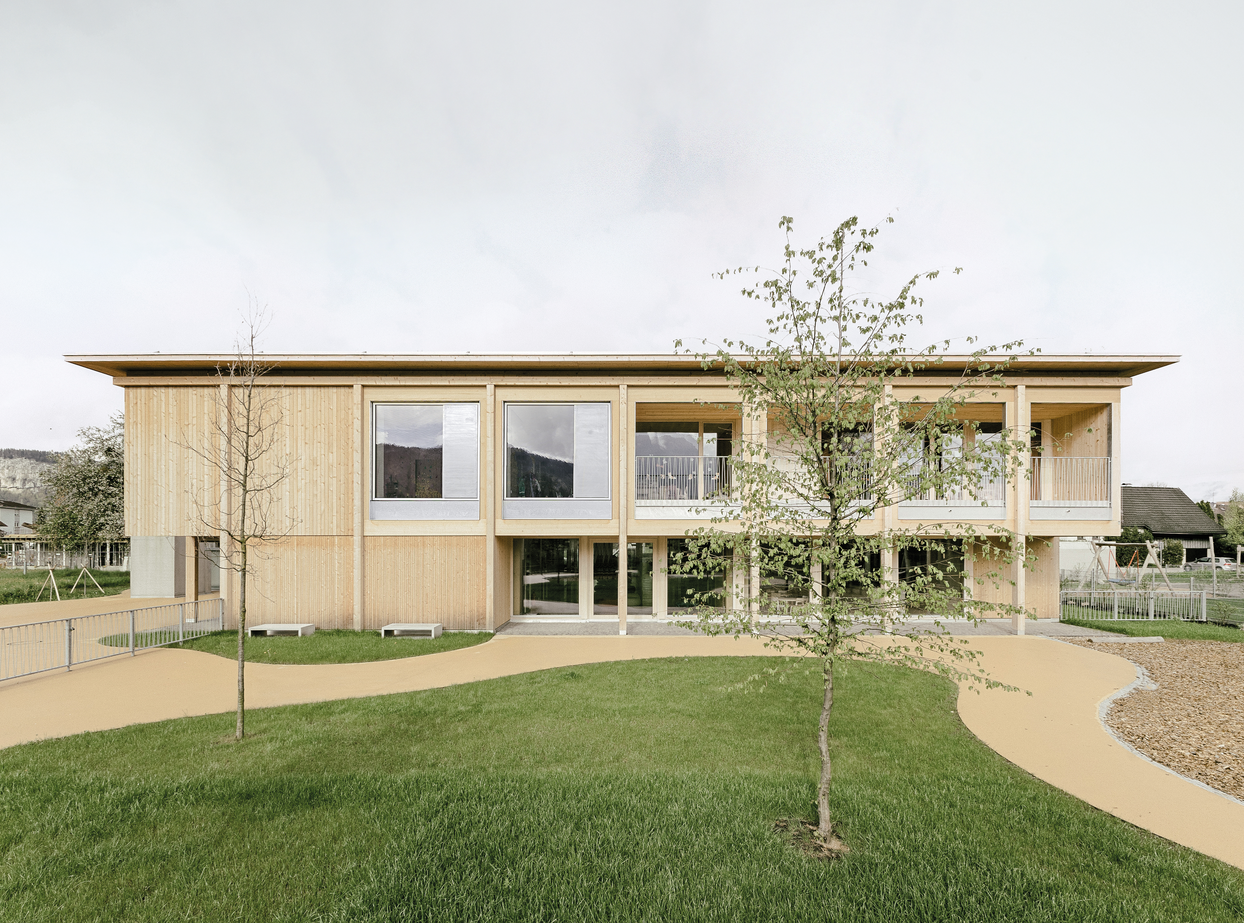The architects selected untreated spruce wood for both the interior and exterior surfaces. The building envelope will develop a layer of patina over the course of time.