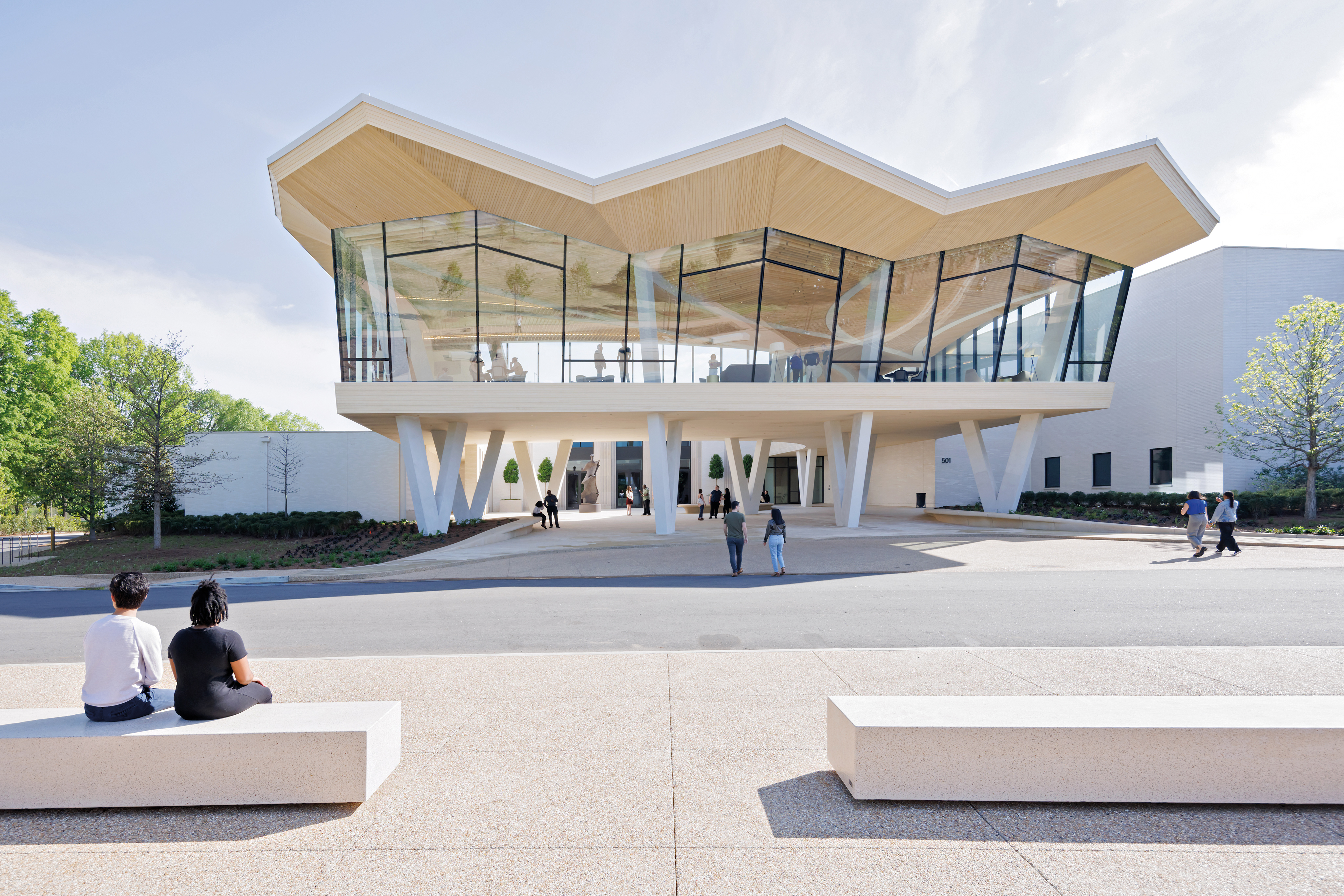 Mit einem schwungvollen Faltwerkdach verbindet Studio Gang die bestehenden Kuben des Kunstmuseums in Little Rock und öffnen sie zugleich zur umliegenden Parklandschaft.
