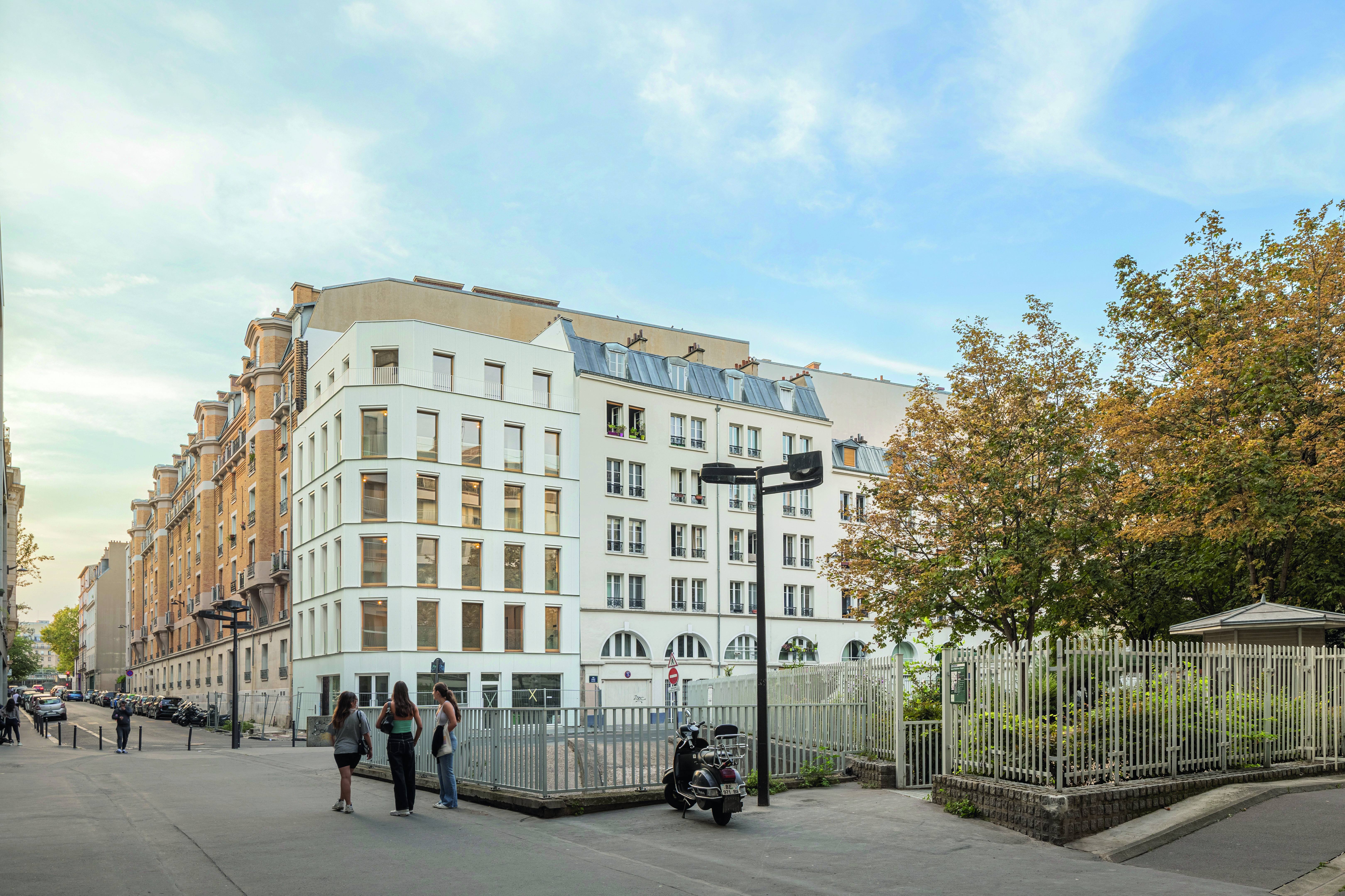 Das elegante Wohngebäude in der Nähe der Gare de l’Est schließt die Ecke der Blockrandbebauung. Die massive Holzkonstruktion ist von außen nicht erkennbar.
