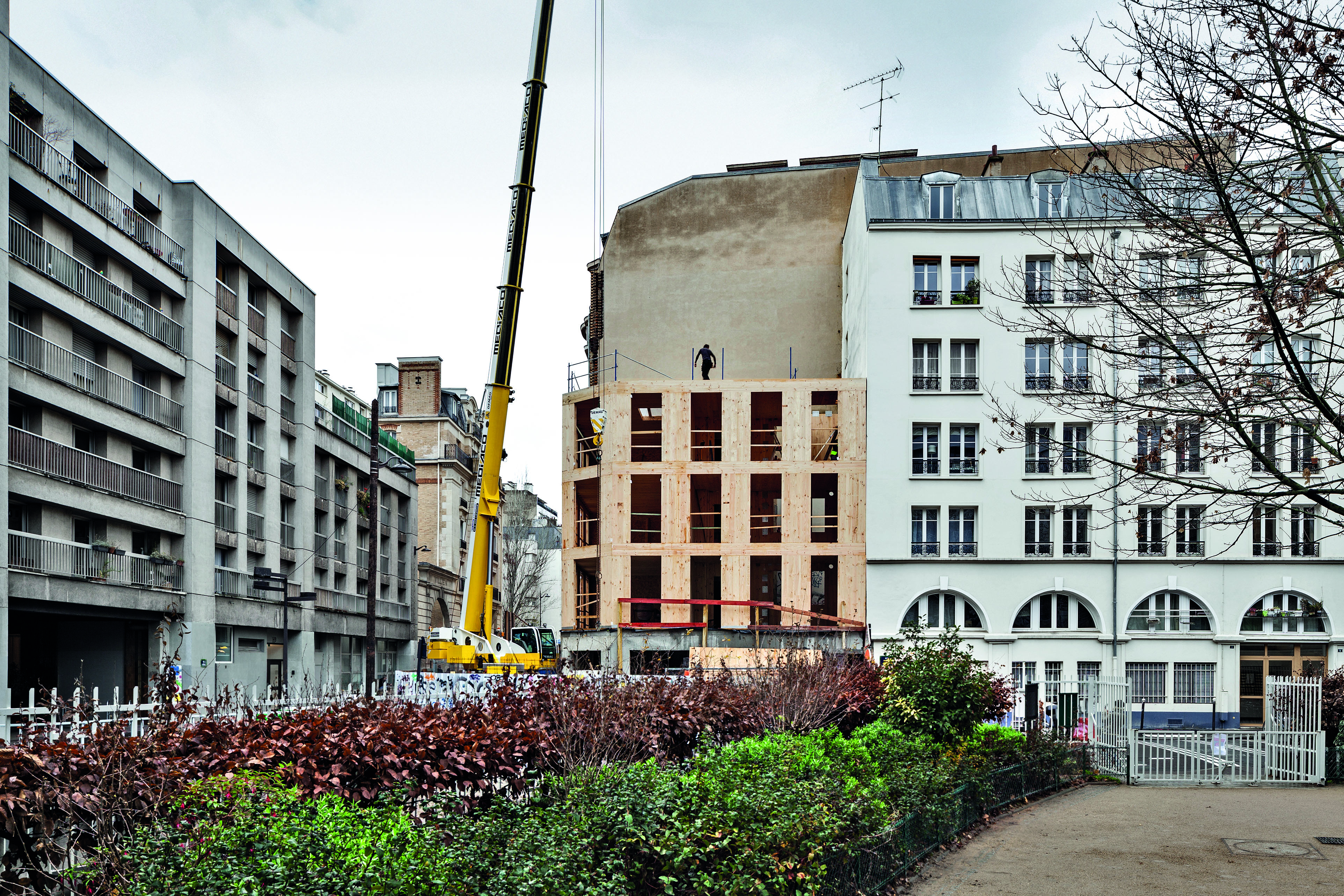 Hinter der weißen Blechfassade verbirgt sich ein Holztragwerk. Sowohl die Deckenplatten als auch die Fassaden-und Wandelemente sind aus Brettsperrholz.