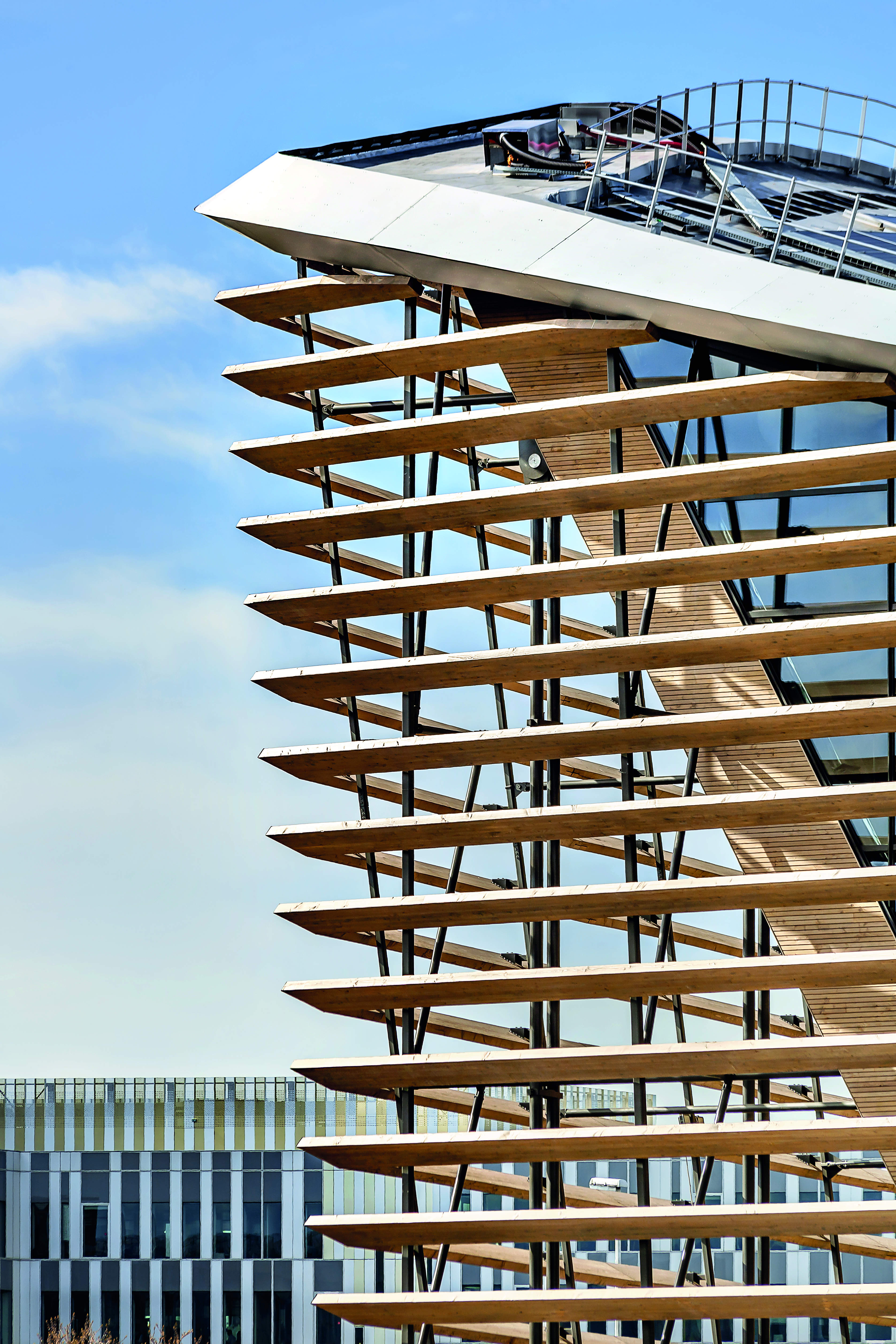 Glasmontage der Ostund Westfassade. Die Träger und Diagonalen der Vordächer wurden anschließend an die Konsole der Dachrinne geschraubt.