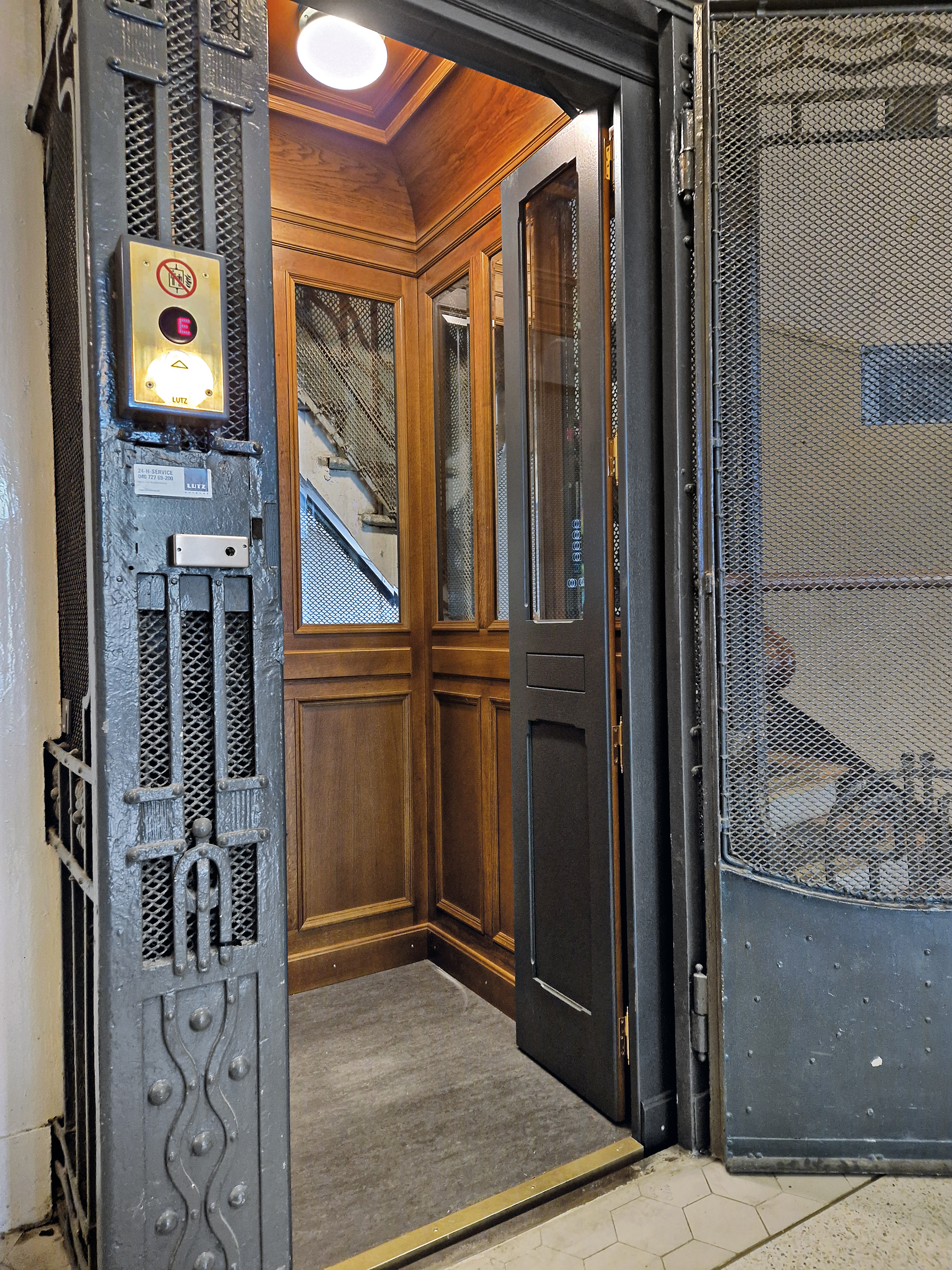 Manufacturer Lutz Aufzüge had to comply with all current regulations when refurbishing this 1908 elevator.