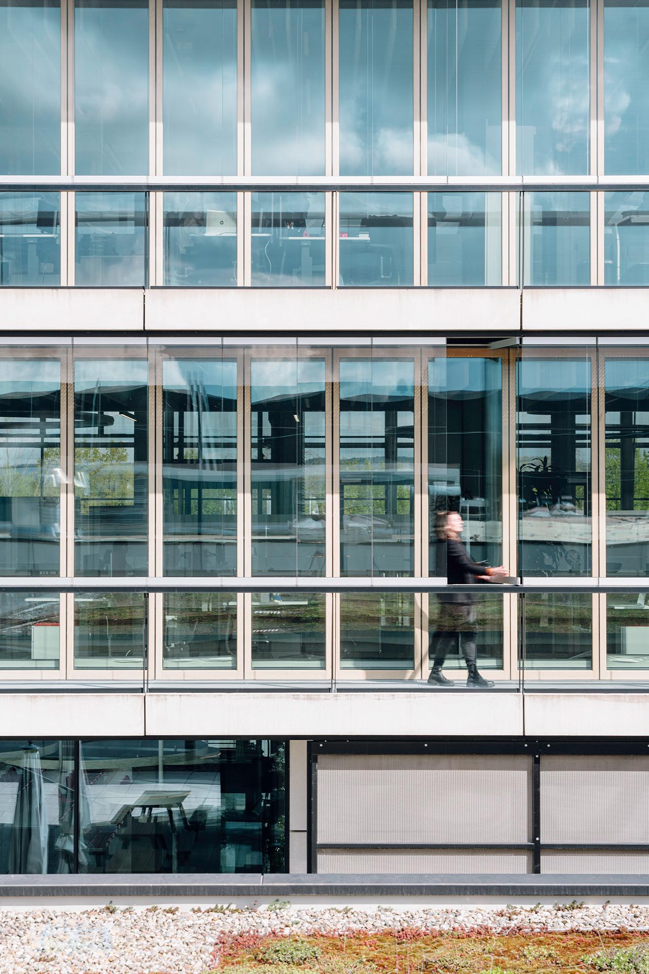 Ganz ohne Klima- und Belüftungsanlagen sind energieeinsparende Komfortlösungen möglich, wie die Doppelfassade am Solarlux Campus in Melle zeigt.