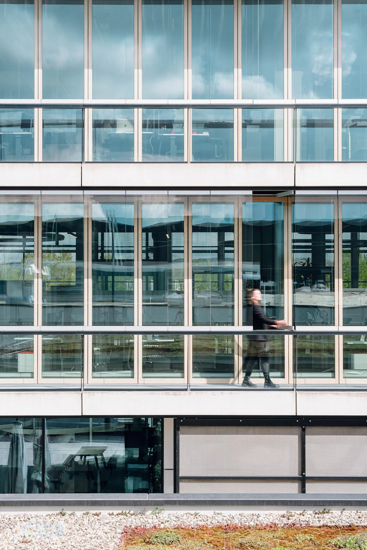 Ganz ohne Klima- und Belüftungsanlagen sind energieeinsparende Komfortlösungen möglich, wie die Doppelfassade am Solarlux Campus in Melle zeigt.