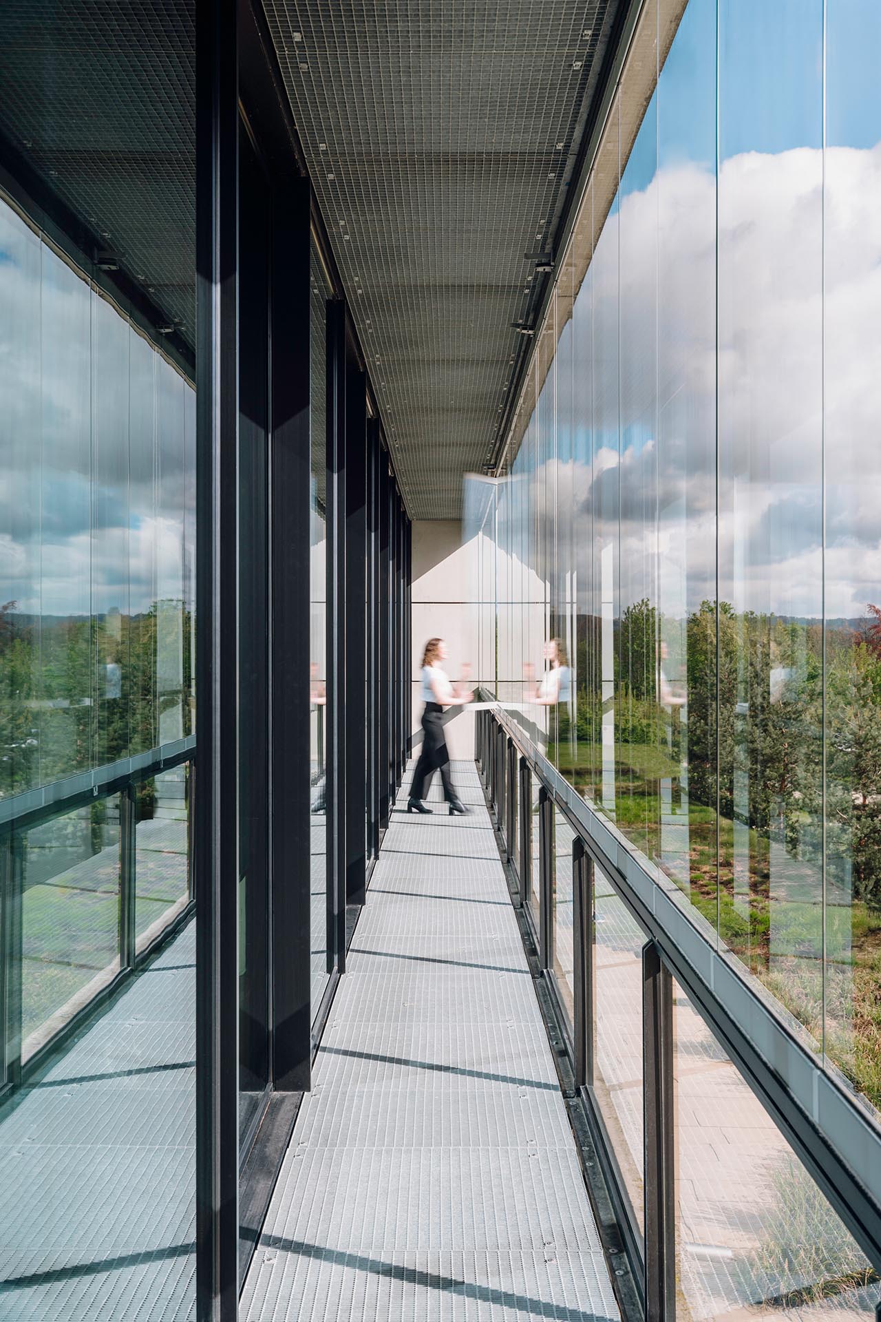 Ganz ohne Klima- und Belüftungsanlagen sind energieeinsparende Komfortlösungen möglich, wie die Doppelfassade am Solarlux Campus in Melle zeigt.