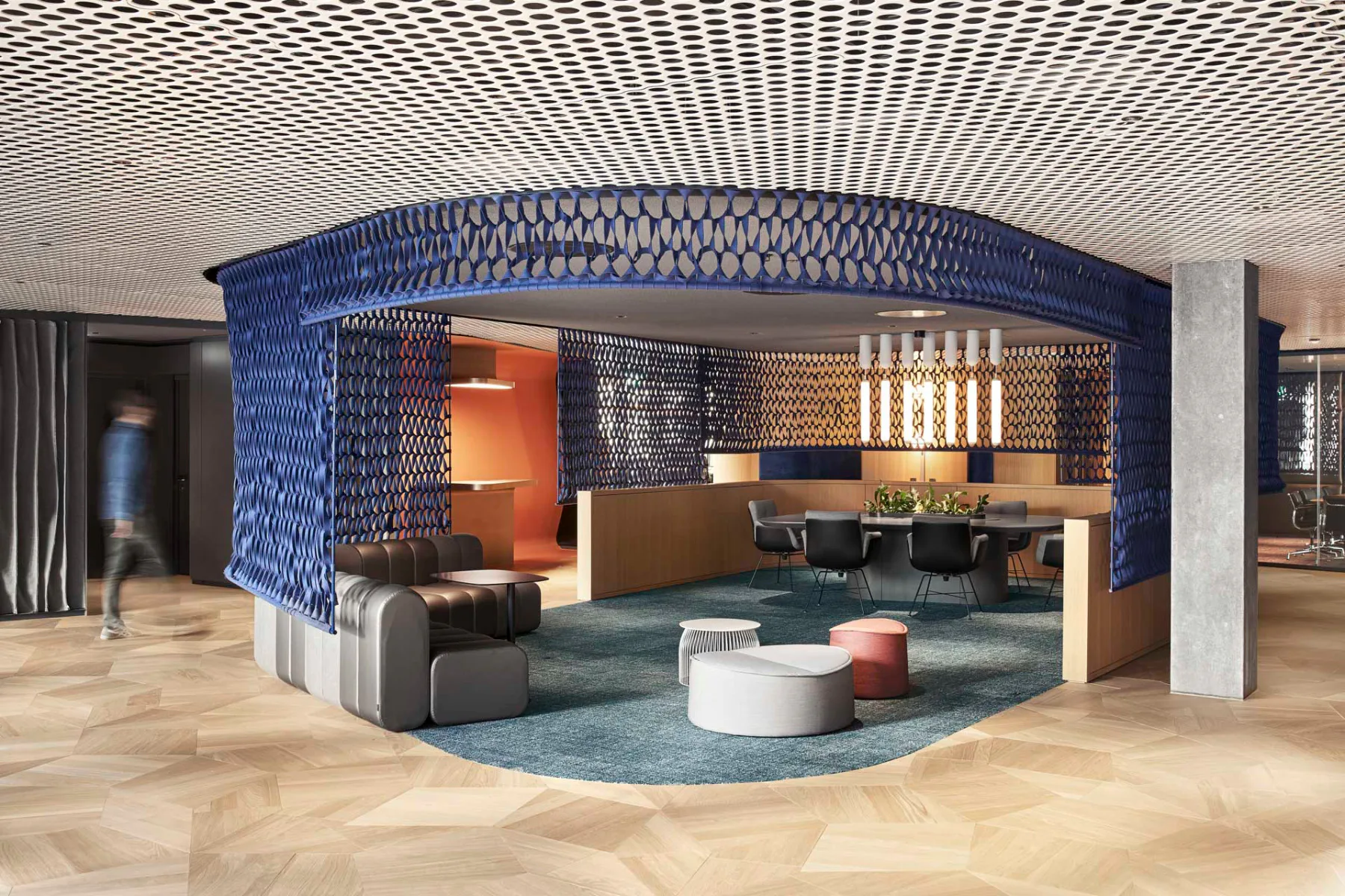 Die Welcome Lounge ist in blauen Akustikfilz gehüllt.