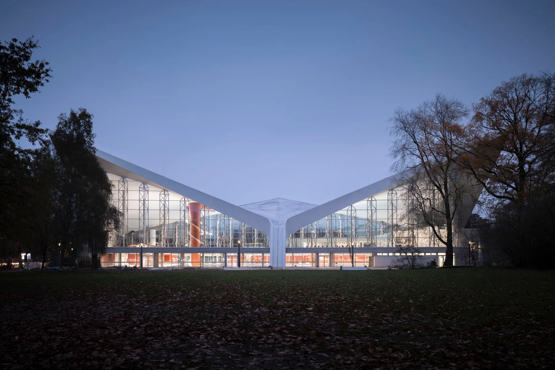 Die Alsterschwimmhalle, ein ikonisches Bauwerk der Hamburger Nachkriegsmoderne, beeindruckt mit ihrem spektakulären Betondach aus hyperbolischen Paraboloidschalen. Nach fast 50 Jahren wurde sie umfassend modernisiert.