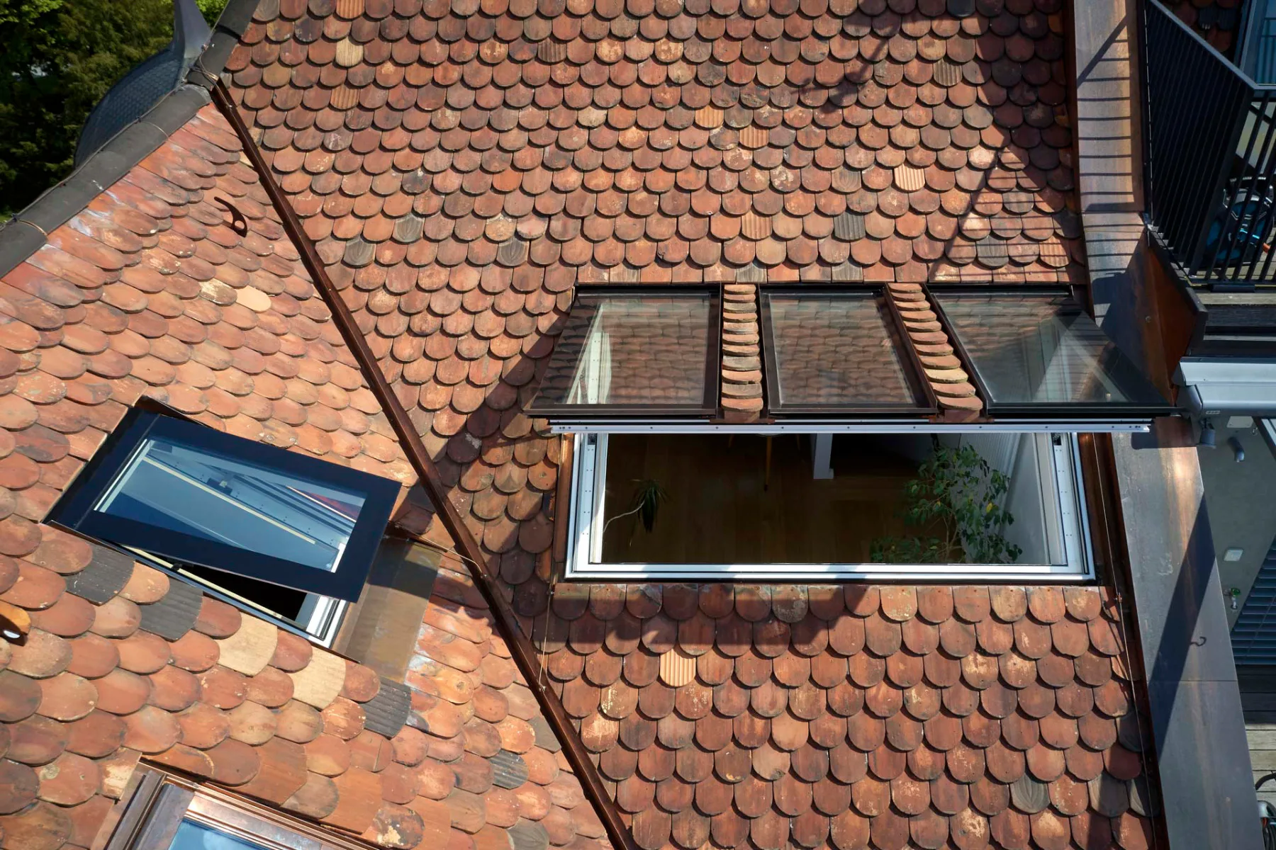 Auf der BAU zeigt Stebler eine dreiteilige Verglasung in einem Fensterflügel. Die Lösung wurde entwickelt, um schmale Dachfenster in ein mit Biberschwanzziegeln eingedecktes Dach zu integrieren.