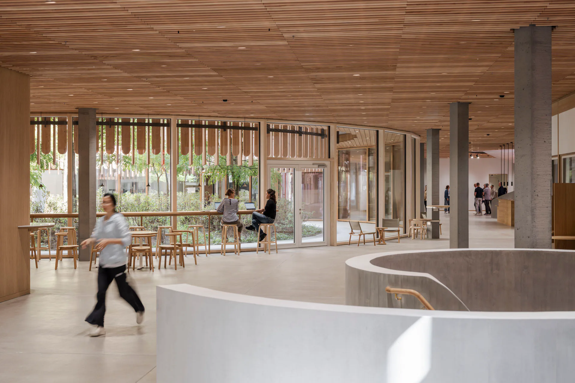 Viel Holz, viel Grün, viel Licht: einer der zahlreichen Innenhöfe, die den Neubau prägen.