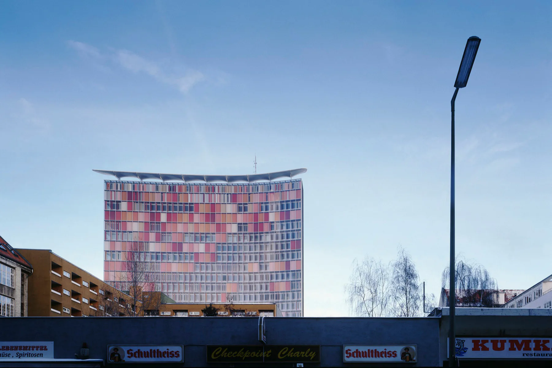 Typisch Sauerbruch Hutton: Lebendige Farbigkeit und überraschende Gebäudeformen, hier die GSW-Hauptverwaltung in Berlin.
