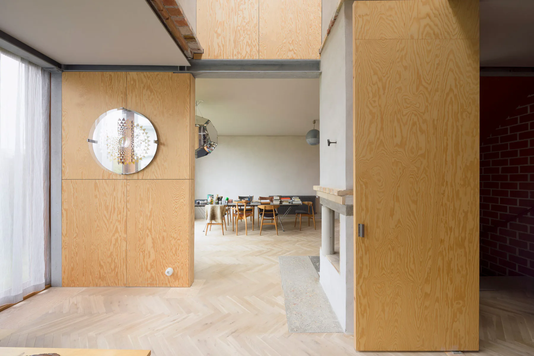 Der zentrale Wohnraum fasst Esszimmer, Küche, Wohnzimmer und eine zweigeschossige Bibliothek zu einer Einheit.