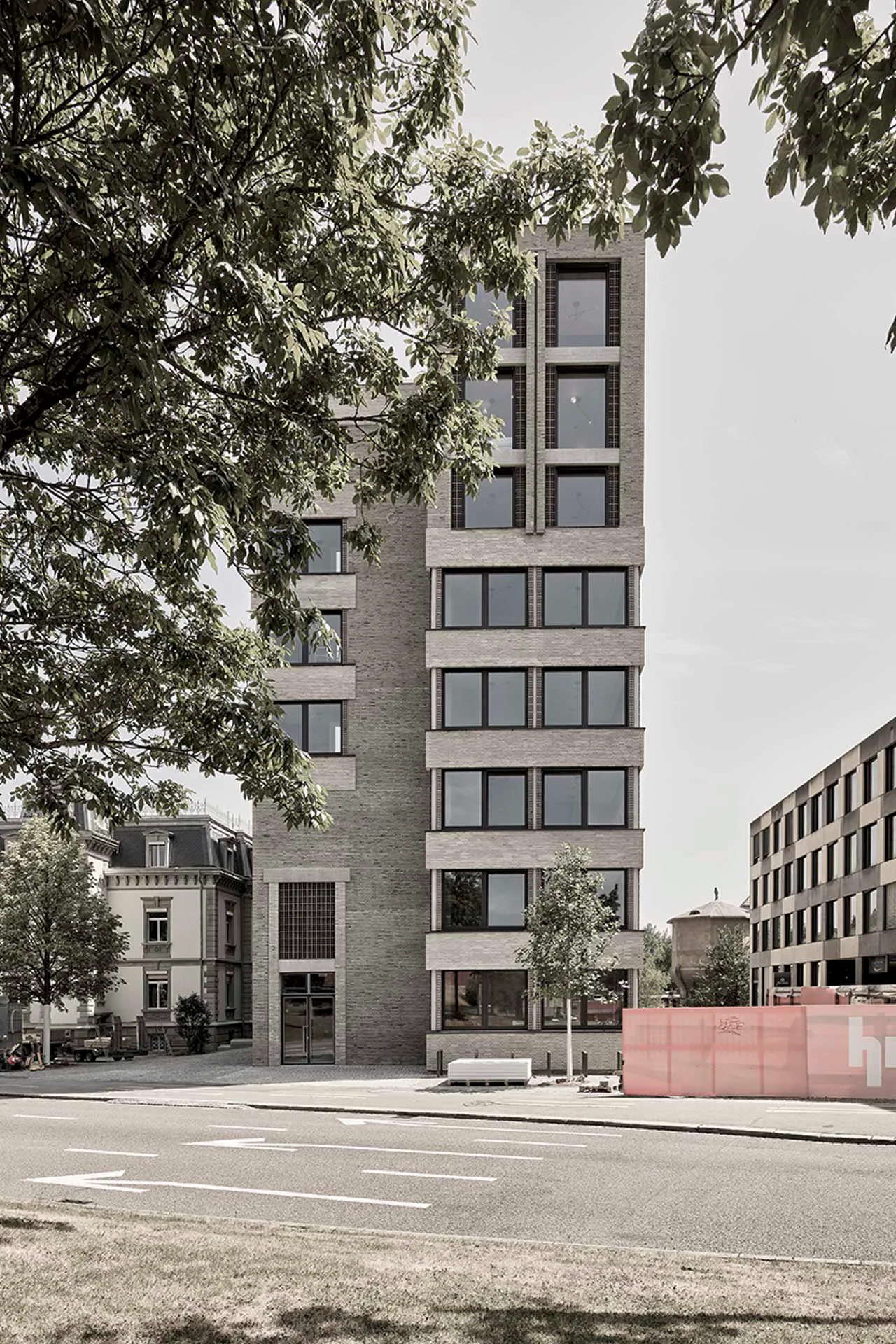 An der Südseite betonen in den unteren Geschossen Brüstungsbänder die Horizontale, in den oberen Geschossen gliedern vortretende Lisenen die Fassade vertikal.