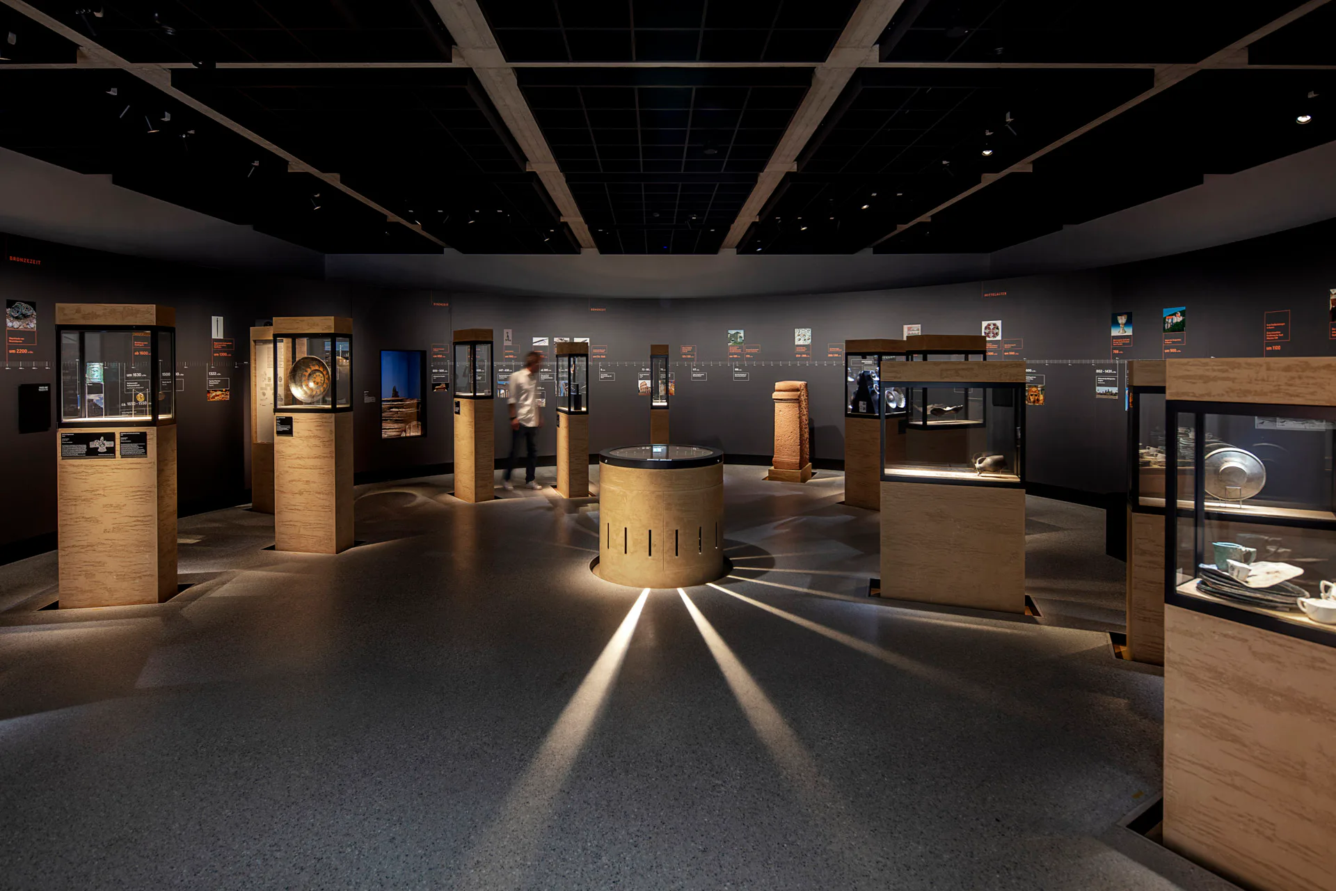 Exponate aus 250 000 Jahren Menschheitsgeschichte werden in der Ausstellung präsentiert.