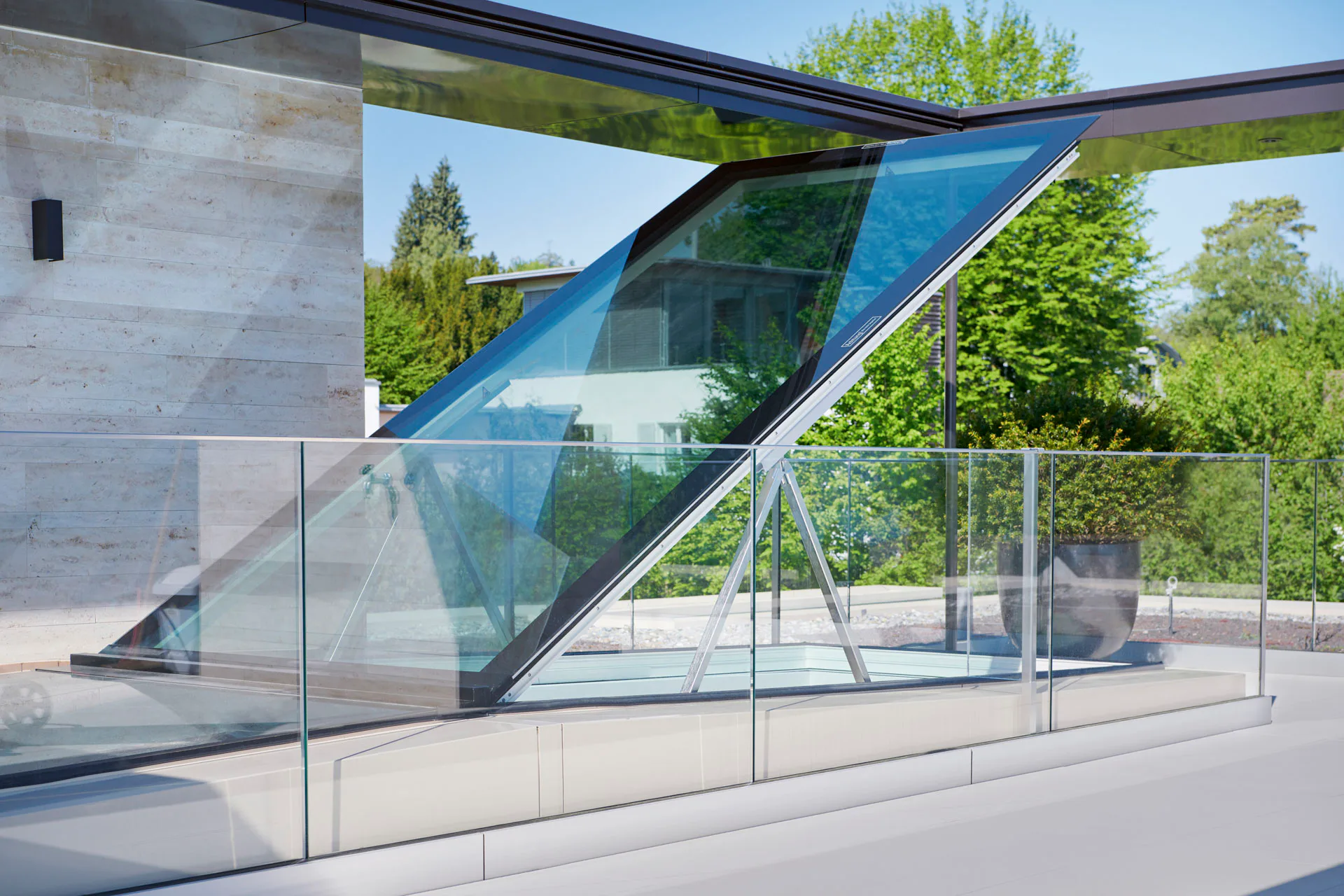 Die Konstruktion aus einem isolierten Aluminiumprofil sorgt für eine weite Öffnung der Fensterflügel.