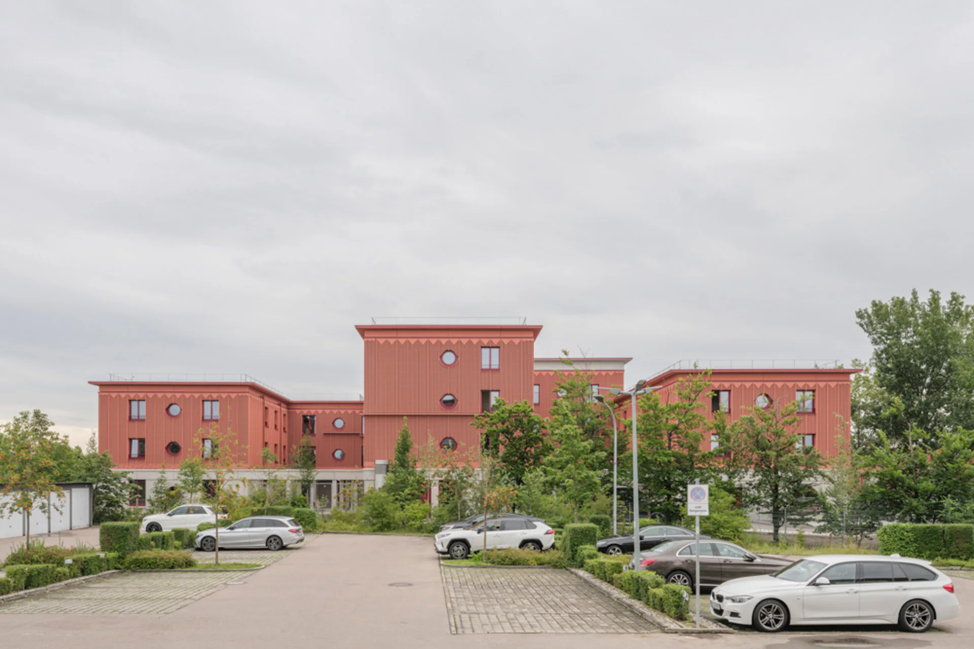 In einem städtebaulich wenig attraktivem Umfeld zwischen Lagerhallen, Großmärkten und Parkplätzen soll der Neubau einen ersten Impuls für ein zukünftig gemischt genutztes Quartier setzen.