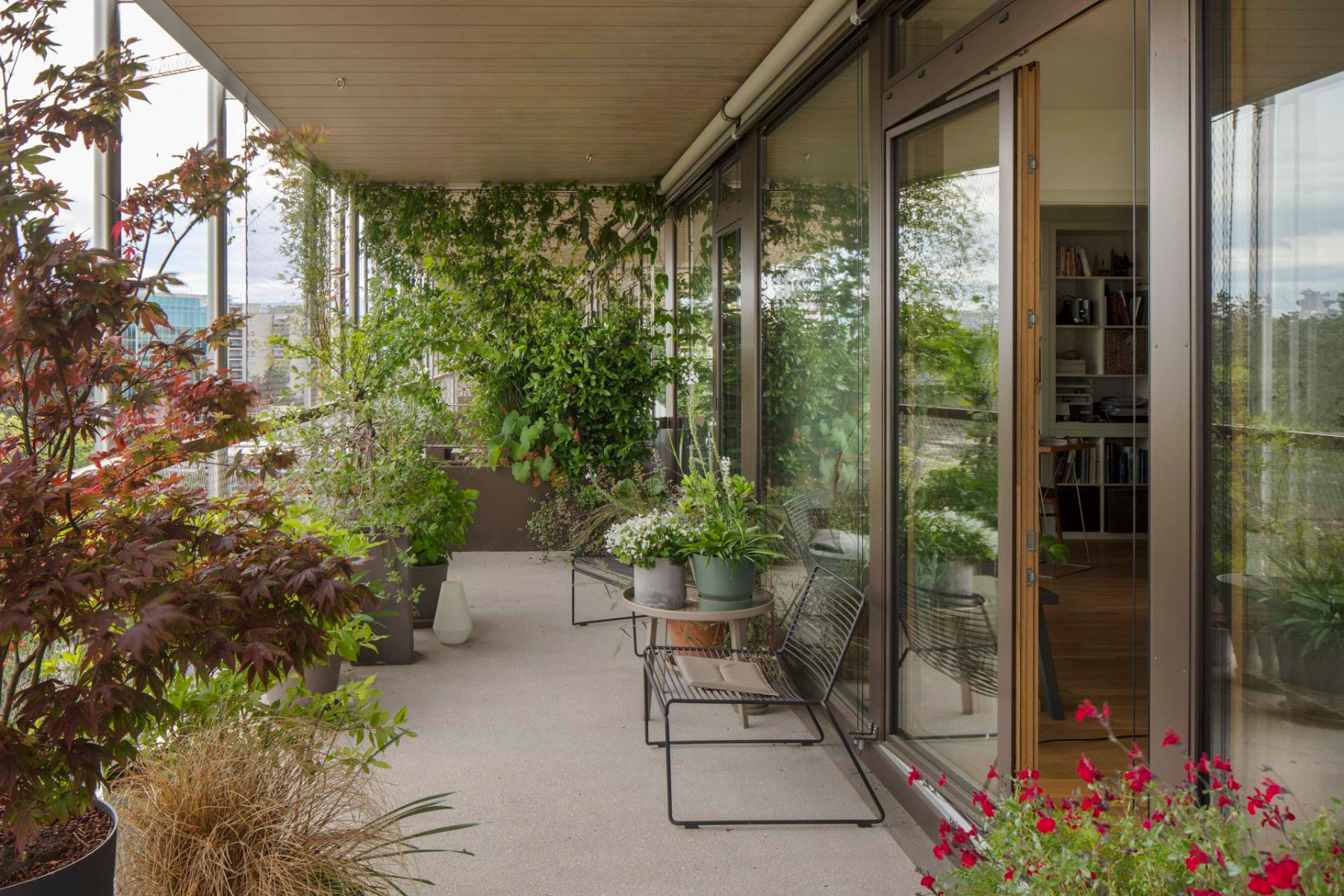Große vorgelagerte Balkone bilden einen Übergang zwischen den Wohnungen und dem Garten.