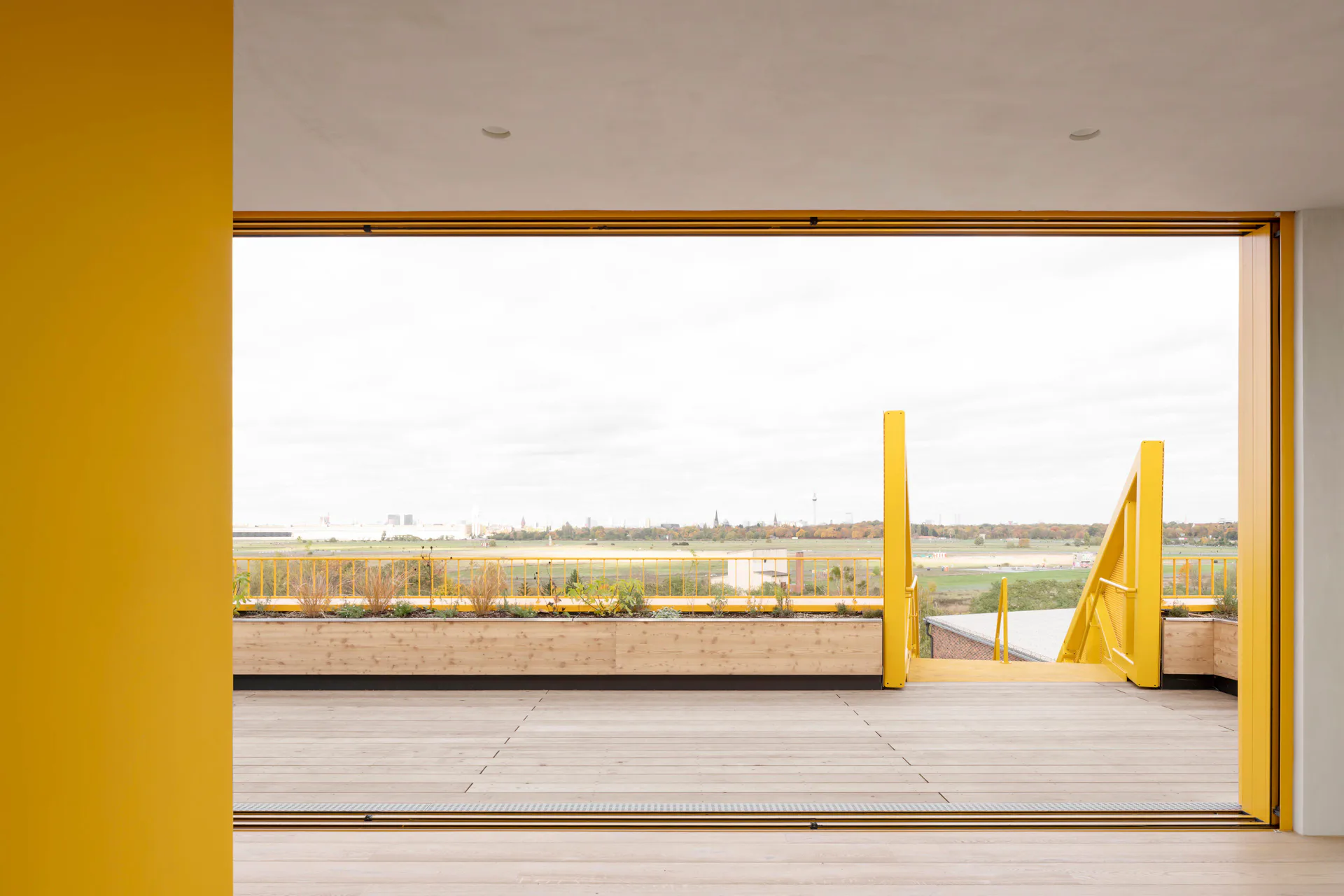Durch die Öffnung der Fassade wird der weite Blick über das Tempelhofer Feld zusätzlich inszeniert.