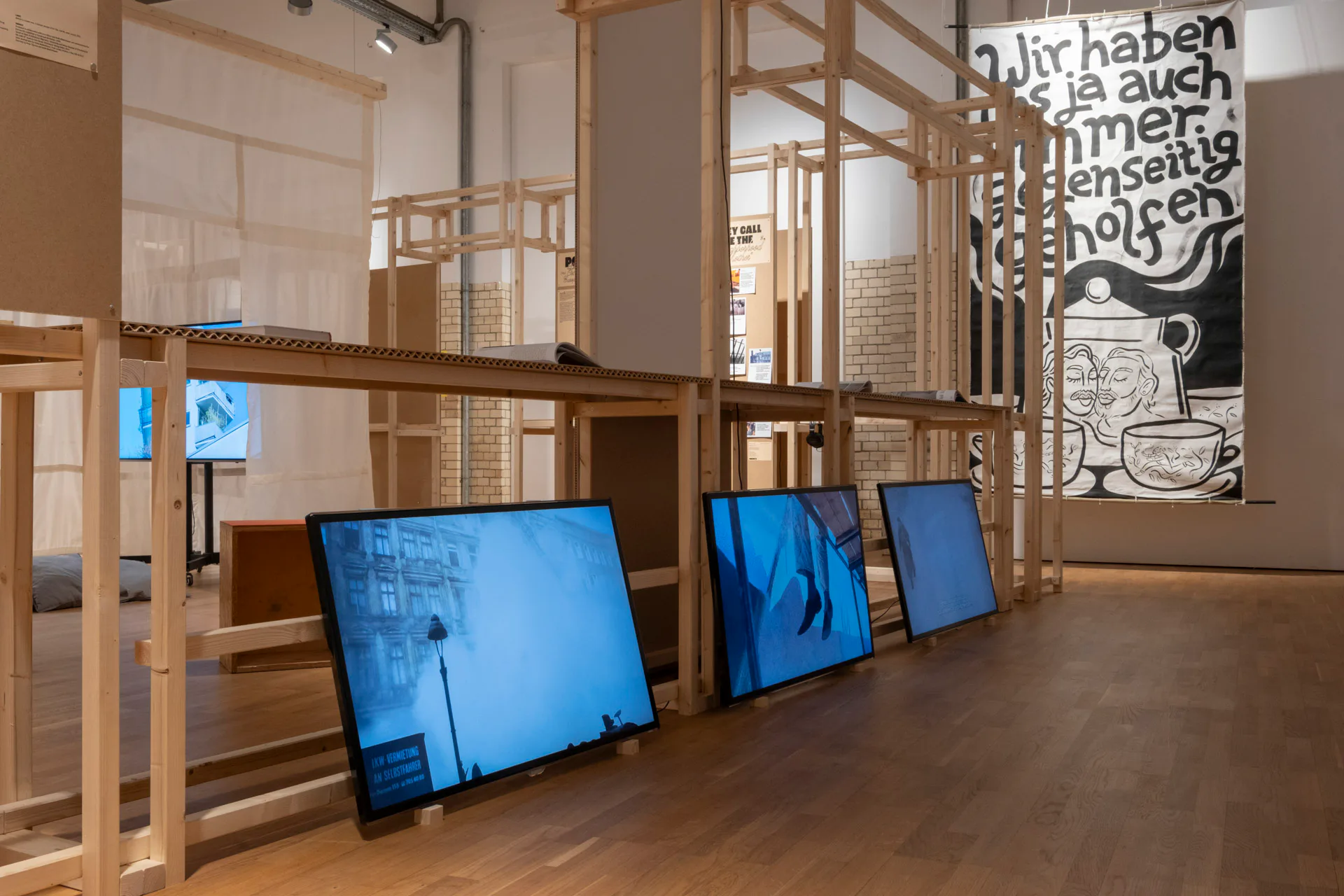 Pınar Öğrenci: „Gurbet artık bir ev / Gurbet is a home now“, Videoinstallation, Ausstellung Dessauer Straße und andere Geschichten vom emanzipatorischen Wohnungsbau, Deutsches Architektur Zentrum DAZ, Berlin 2024