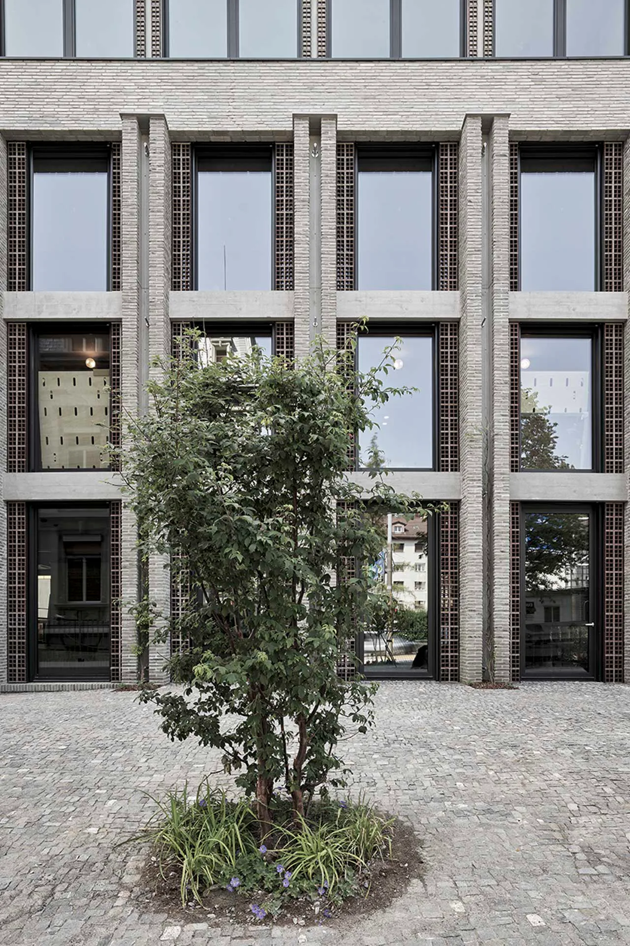 Auf der gegenüberliegenden Fassade kehrt sich das Prinzip um.