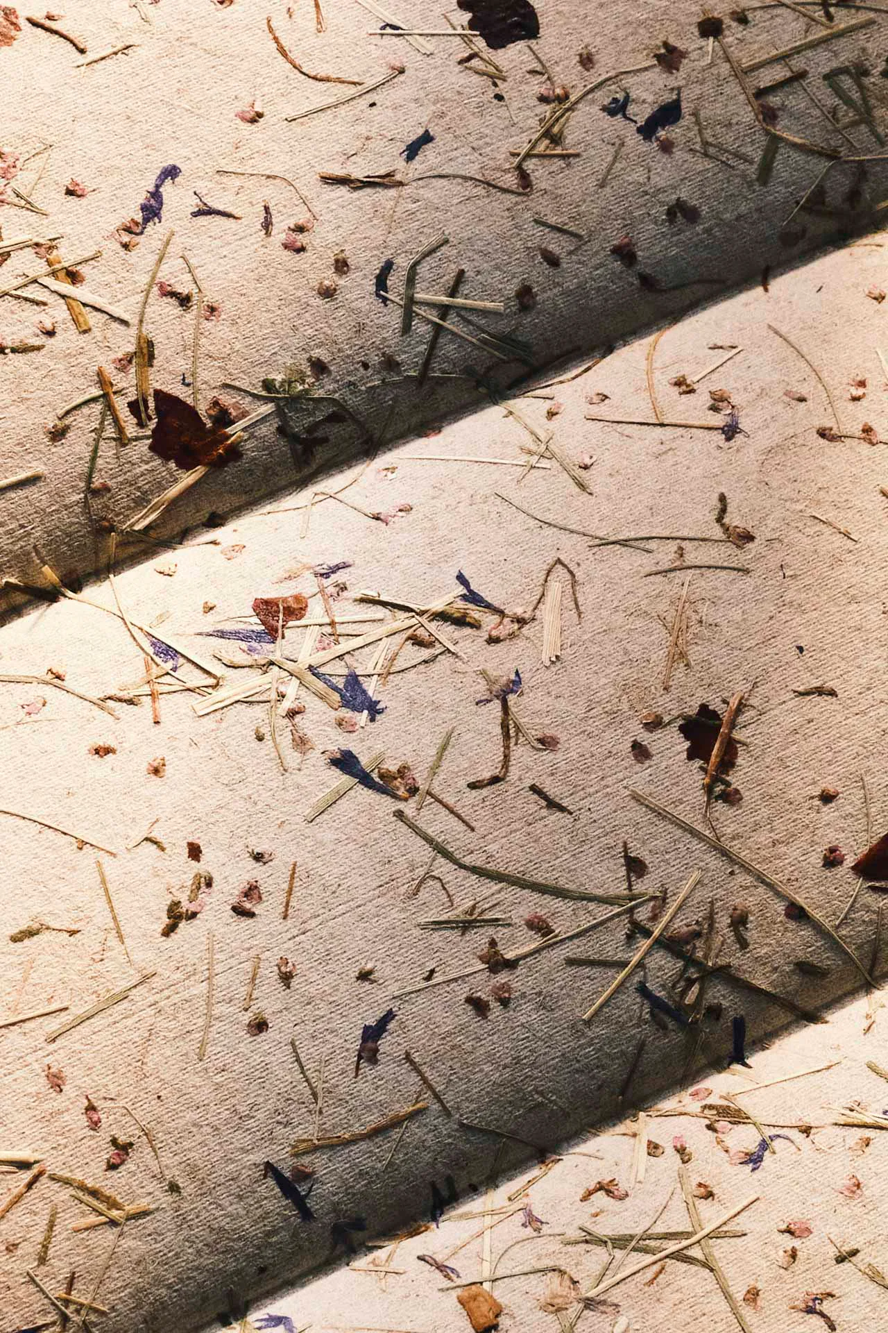 Das schallabsorbierende Wandsystem Bloom besteht aus einer Mischung aus Leinen, recycelten Kunststoffen und Blüten. Durch die Behandlung bei hohen Temperaturen behalten die Blüten ihren Duft, verlieren aber ihr Allergen.