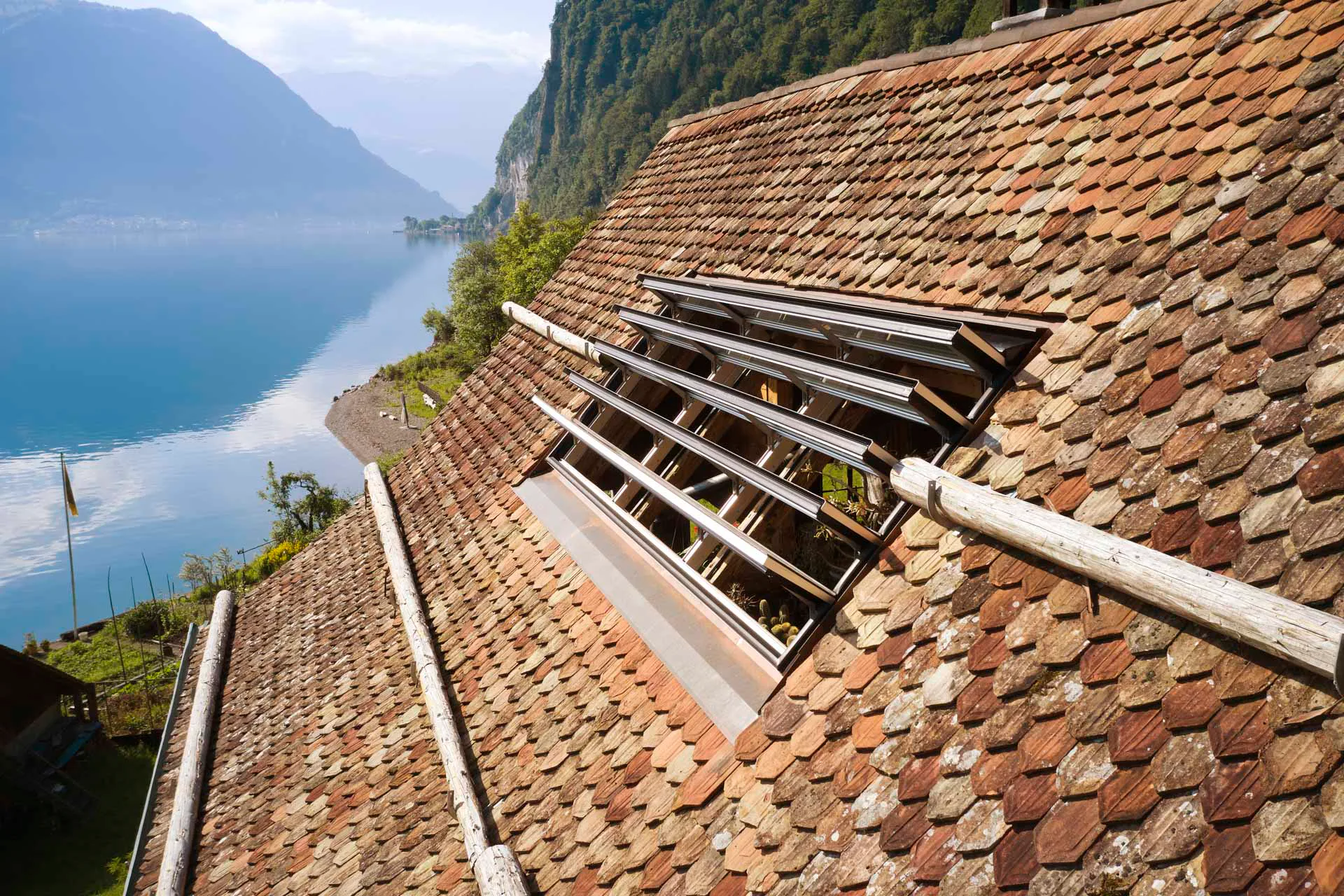 Eine weitere Steblerlösung im Sinne des Denkmalschutzes ist das Lamellenfenster s: 203 mit minimal sichtbarem Blechanteil.