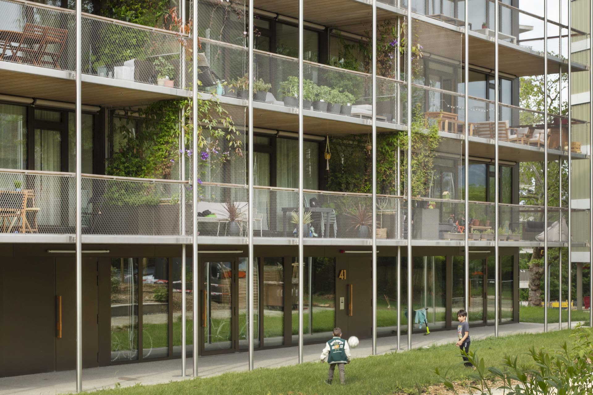 Die feine Metallfassade aus Edelstahl kann von den Bewohnern bepflanzt werden.