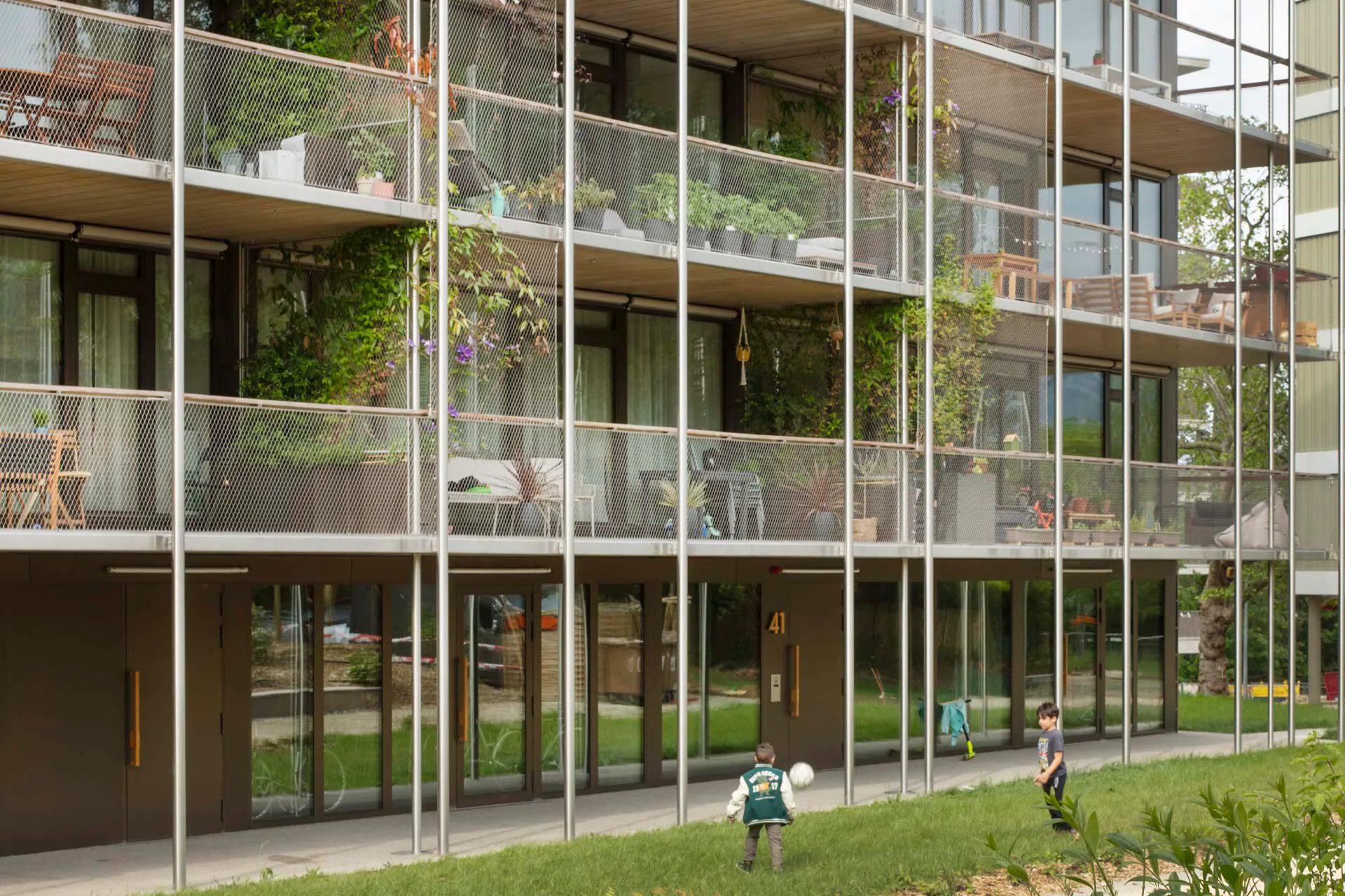 Die feine Metallfassade aus Edelstahl kann von den Bewohnern bepflanzt werden.