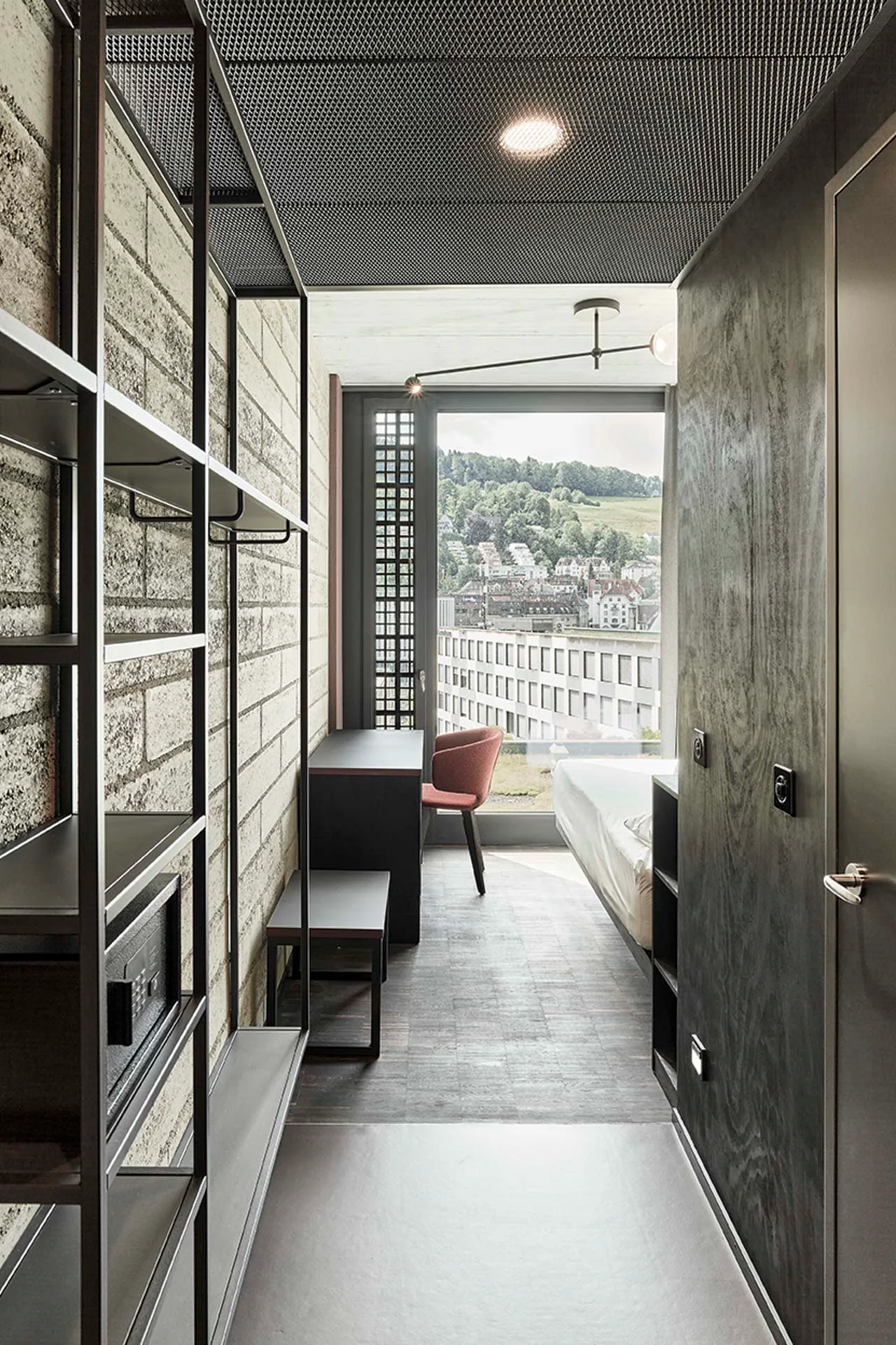 Mit dunklen Parkettböden, geradlinigen Einbauten und eigens für das Hotel entworfenen Leuchten aus Muranoglas sind die Zimmer edel und zurückhaltend gestaltet.