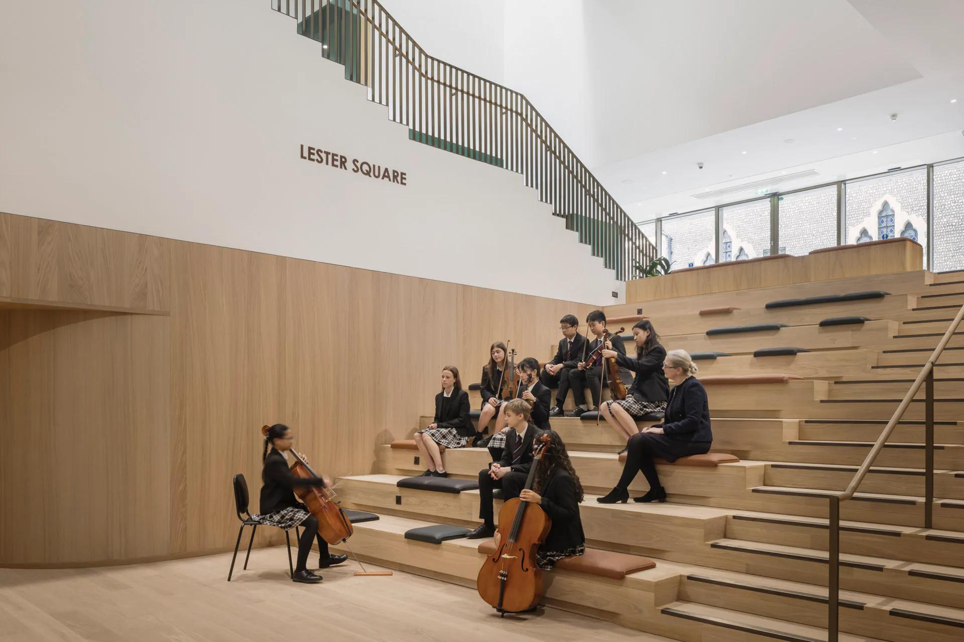 Dreh- und Angelpunkt: Das Atrium im Zentrum ist Treffpunkt, Theaterfoyer und Probebühne zugleich.