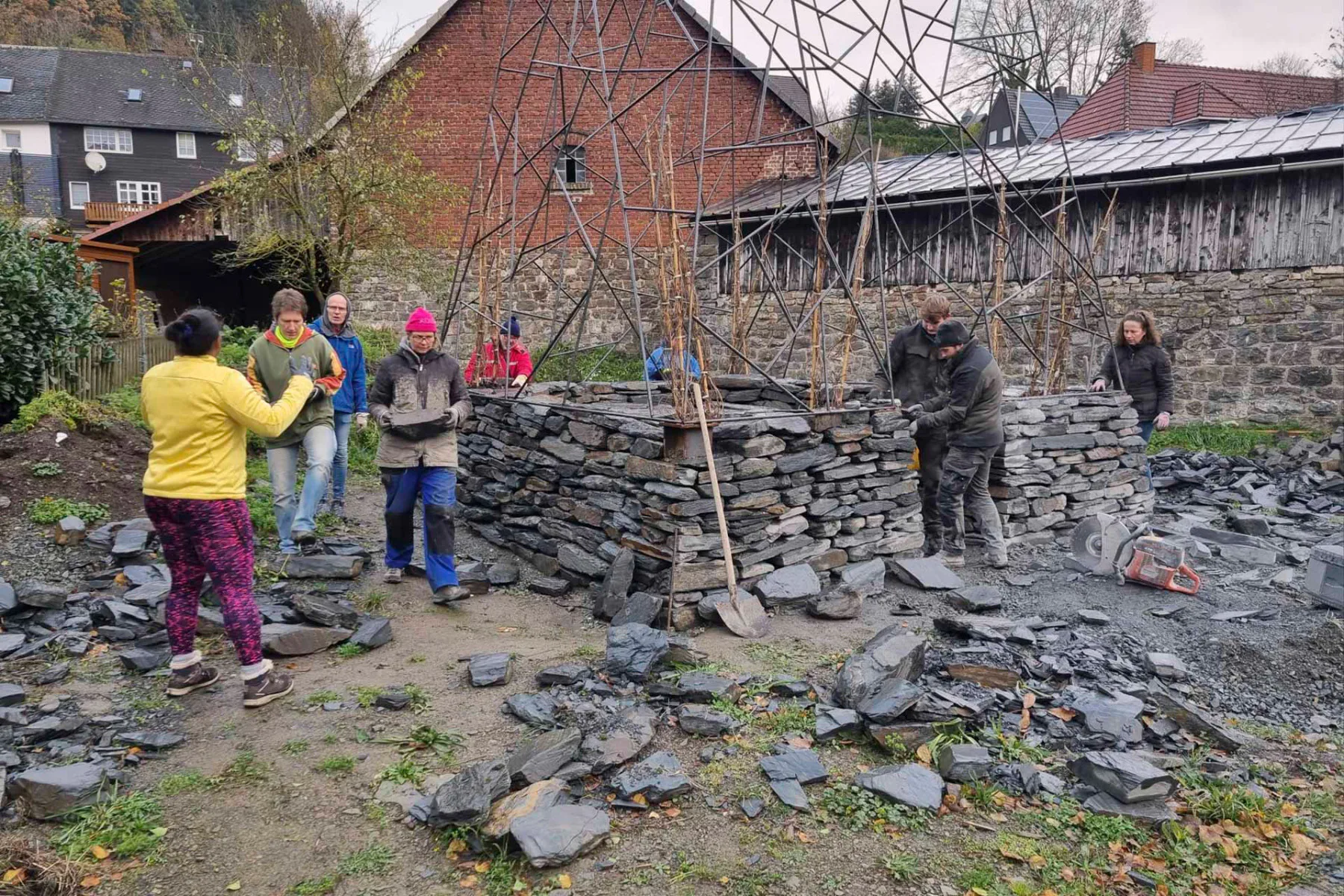 Turm der Verbundenheit – Open Mind Places, Referinghausen, Sauerland, Deutschland, 2023, Kollaboration: lokale Gemeinschaft