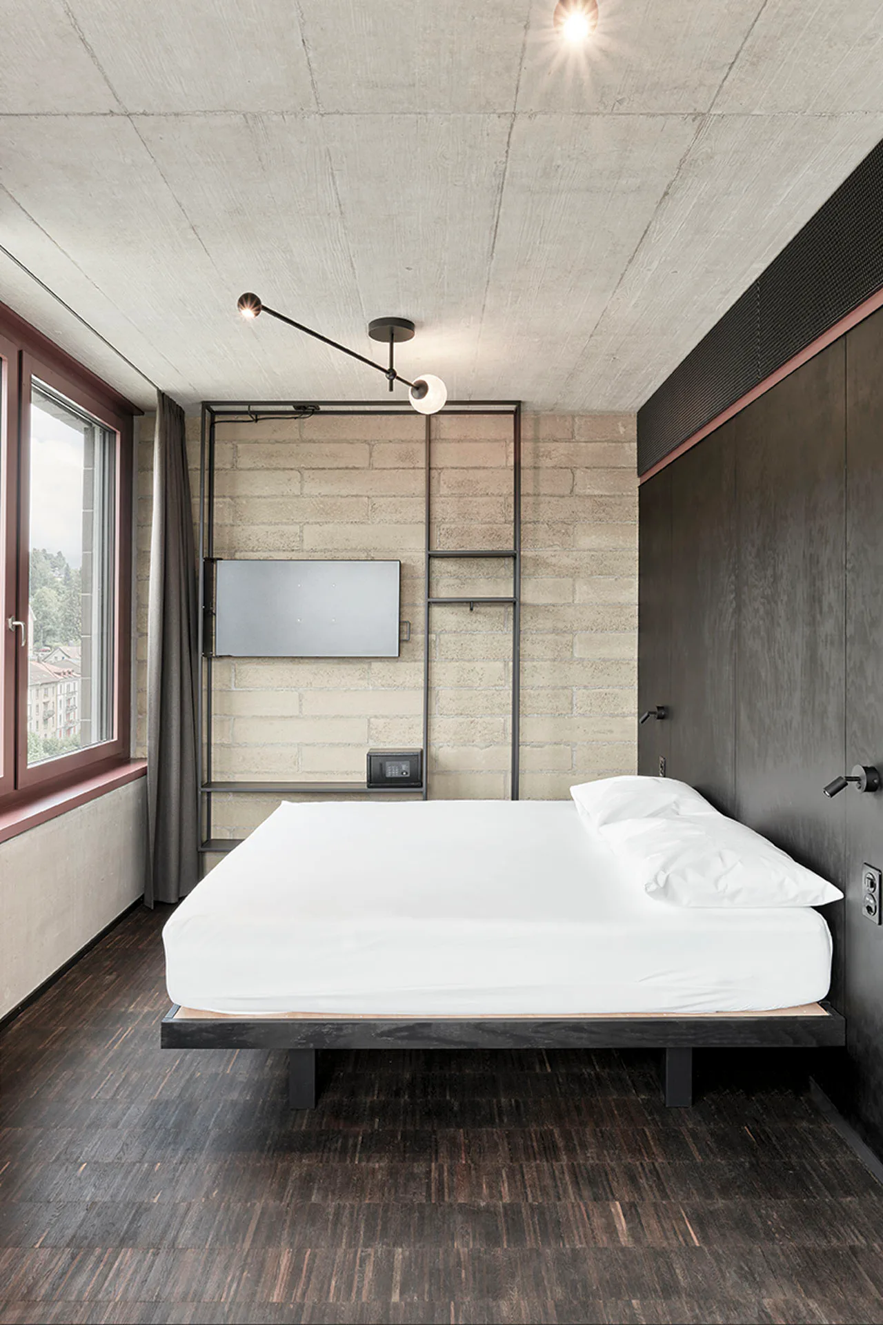 Mit dunklen Parkettböden, geradlinigen Einbauten und eigens für das Hotel entworfenen Leuchten aus Muranoglas sind die Zimmer edel und zurückhaltend gestaltet.