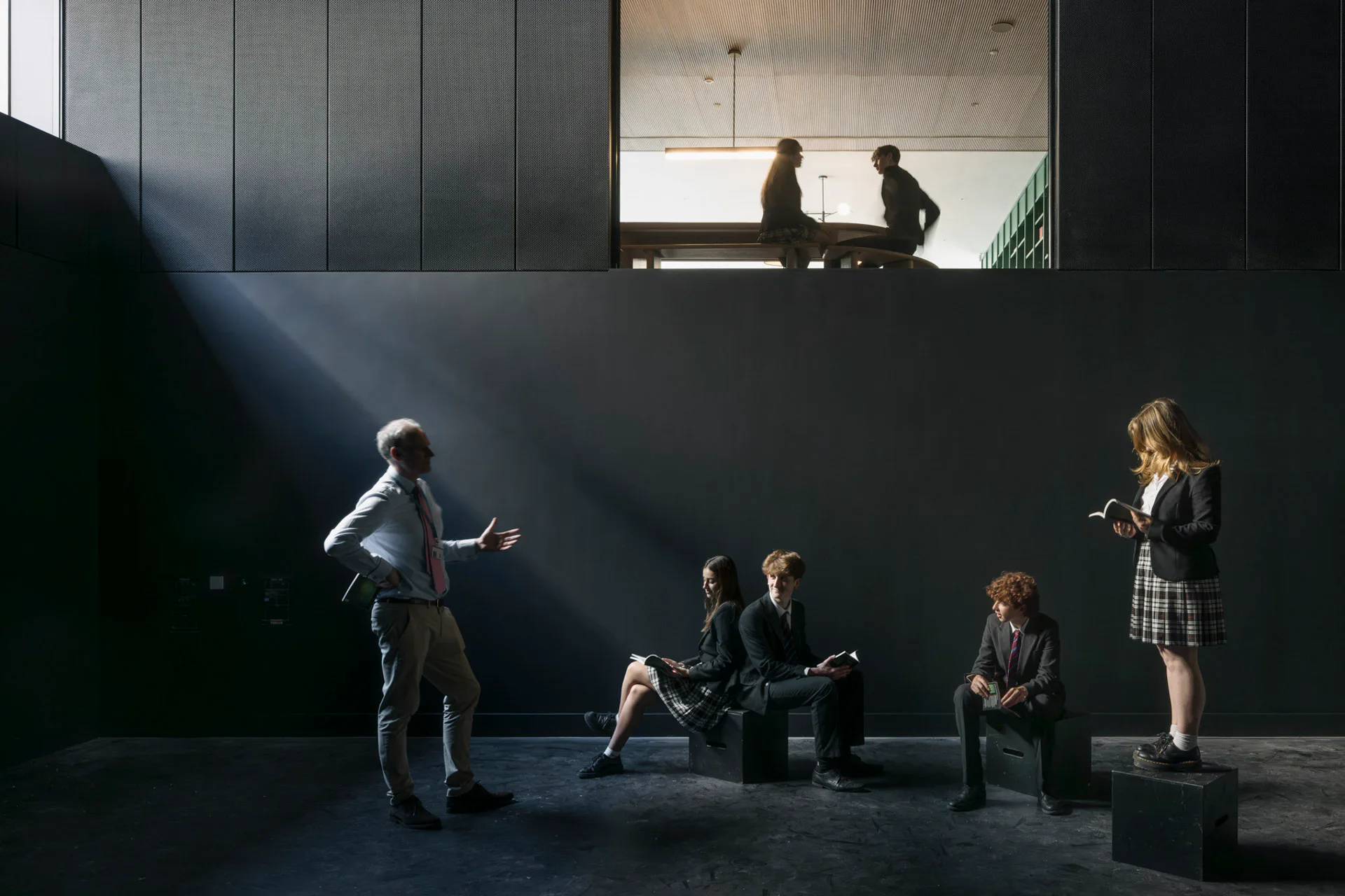 Durch Panoramafenster direkt unter der Decke des Schauspielstudios können die Studierenden ihren Mitschülern beim Proben zusehen.
