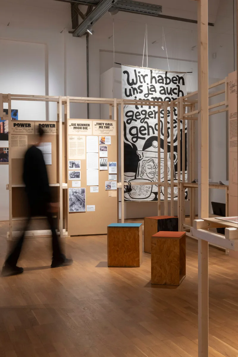 Pınar Öğrenci: „Gurbet artık bir ev / Gurbet is a home now“, Videoinstallation, Ausstellung Dessauer Straße und andere Geschichten vom emanzipatorischen Wohnungsbau, Deutsches Architektur Zentrum DAZ, Berlin 2024