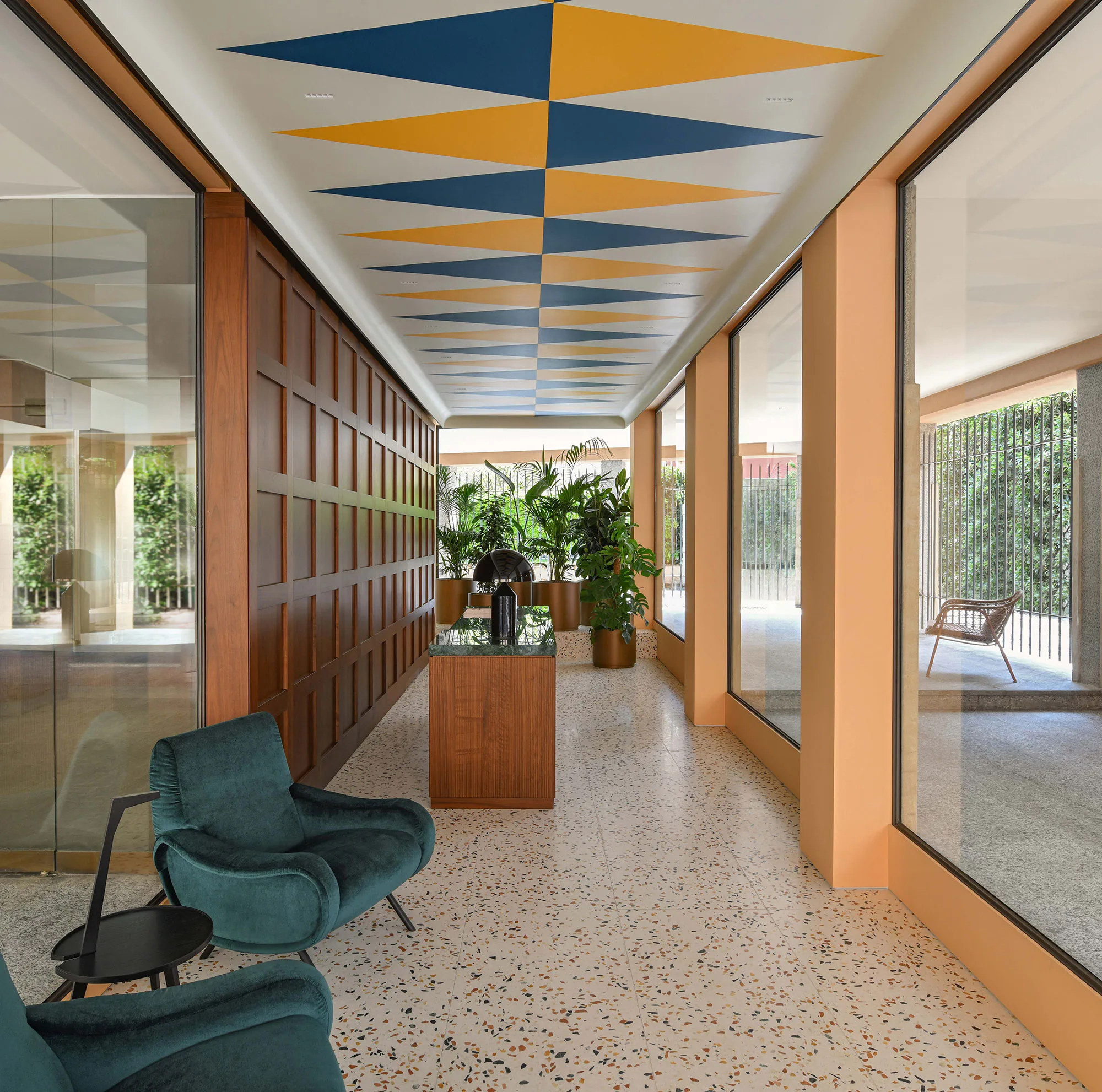 Die dekorative Rautendecke und die Wandverkleidung verweisen auf den Stil von Gio Ponti.
