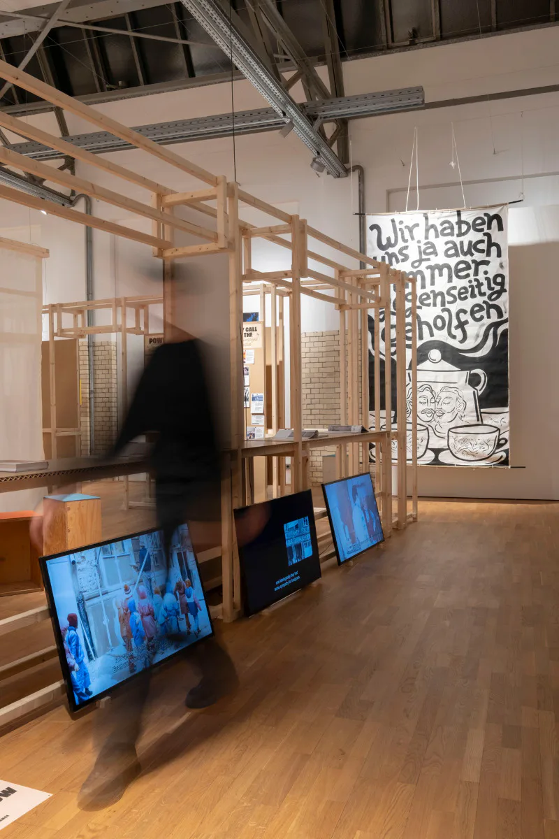 Pınar Öğrenci: „Gurbet artık bir ev / Gurbet is a home now“, Videoinstallation, Ausstellung Dessauer Straße und andere Geschichten vom emanzipatorischen Wohnungsbau, Deutsches Architektur Zentrum DAZ, Berlin 2024