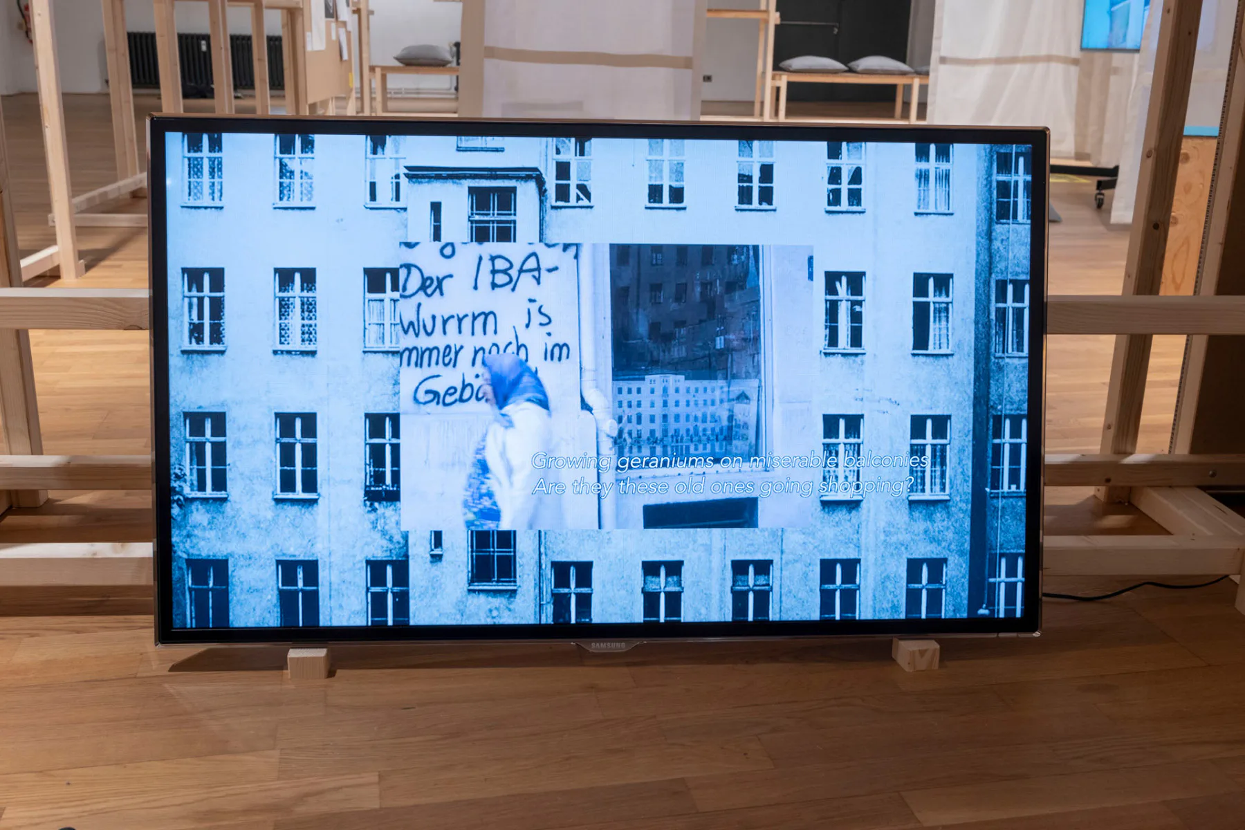 Pınar Öğrenci: „Gurbet artık bir ev / Gurbet is a home now“, Videoinstallation in der Ausstellung Dessauer Straße und andere Geschichten vom emanzipatorischen Wohnungsbau, Deutsches Architektur Zentrum DAZ, Berlin 2024