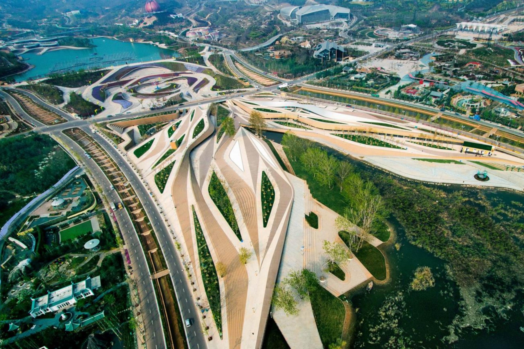 Blick auf den Qingdao Horticulture Expo Park 2014, geplant von Prof. Dr.-Ing. Siegfried Zhiqiang – ein harmonisches Zusammenspiel von moderner Architektur und grüner Landschaft.