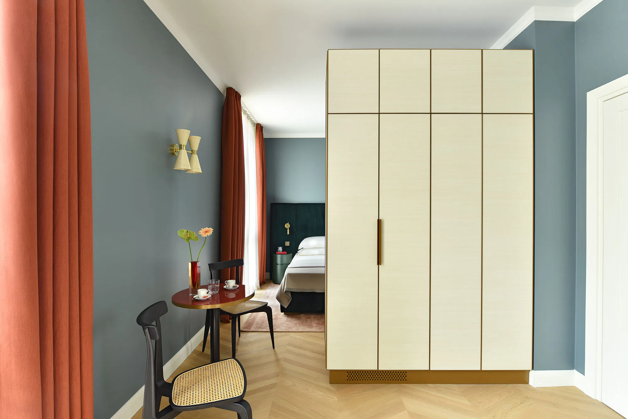 Ein zentrales Designelement ist der Schrank, der als Raumteiler fungiert und Küchenzeilen verbirgt.