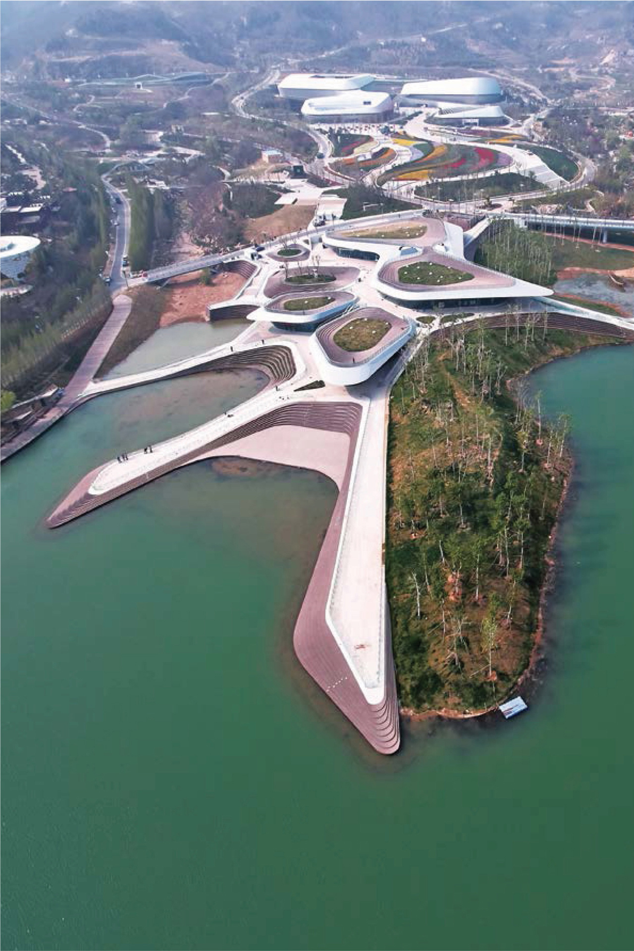 Für den Qingdao Horticulture Expo Park 2014 hat Prof. Dr.-Ing. Siegfried Zhiqiang Wu die städtebauliche Gesamtplanung übernommen.