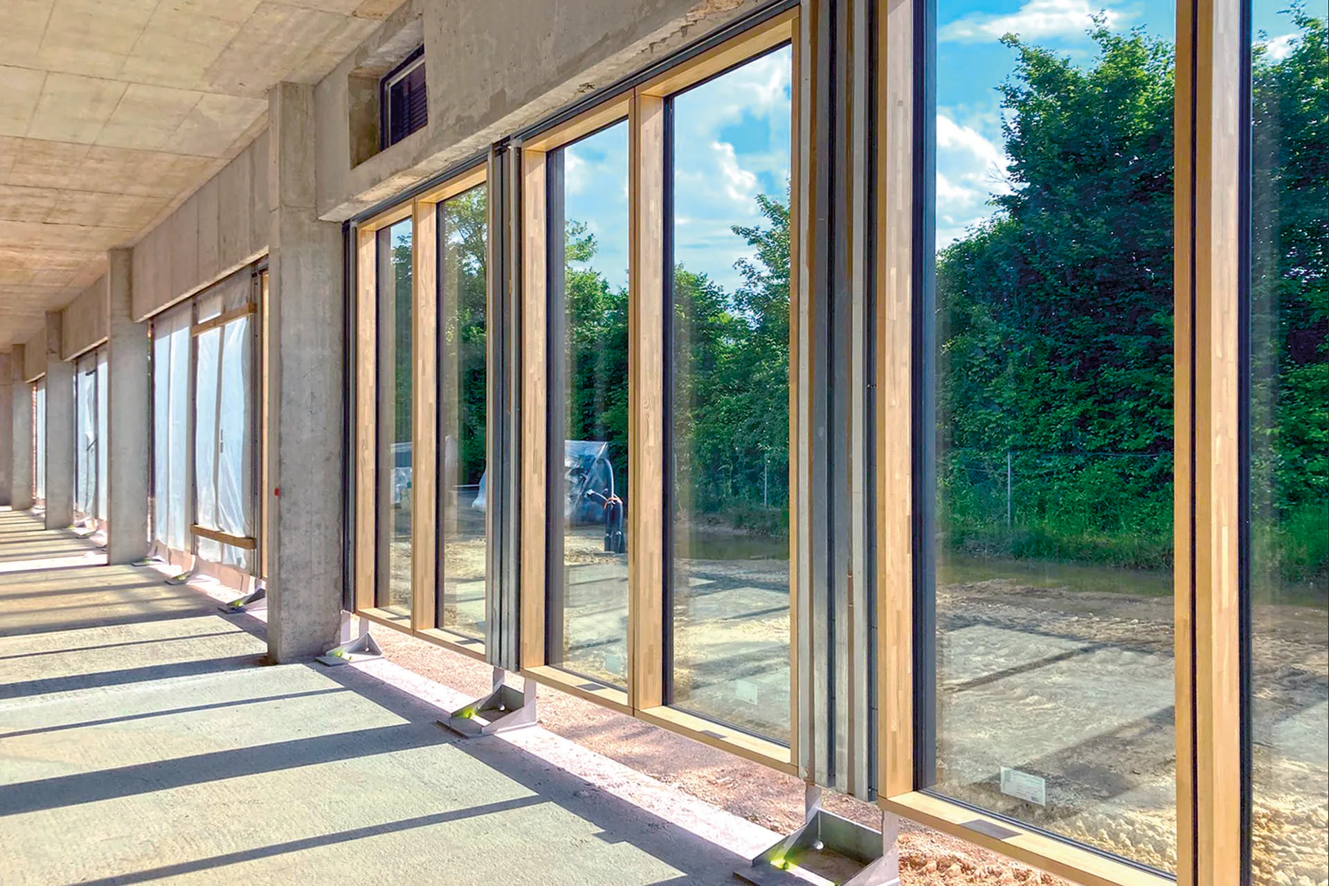 Die zirkulär konzipierte Holz-Alu-Elementfassade ECO_N im Wolf Besucherzentrum in Mainburg.