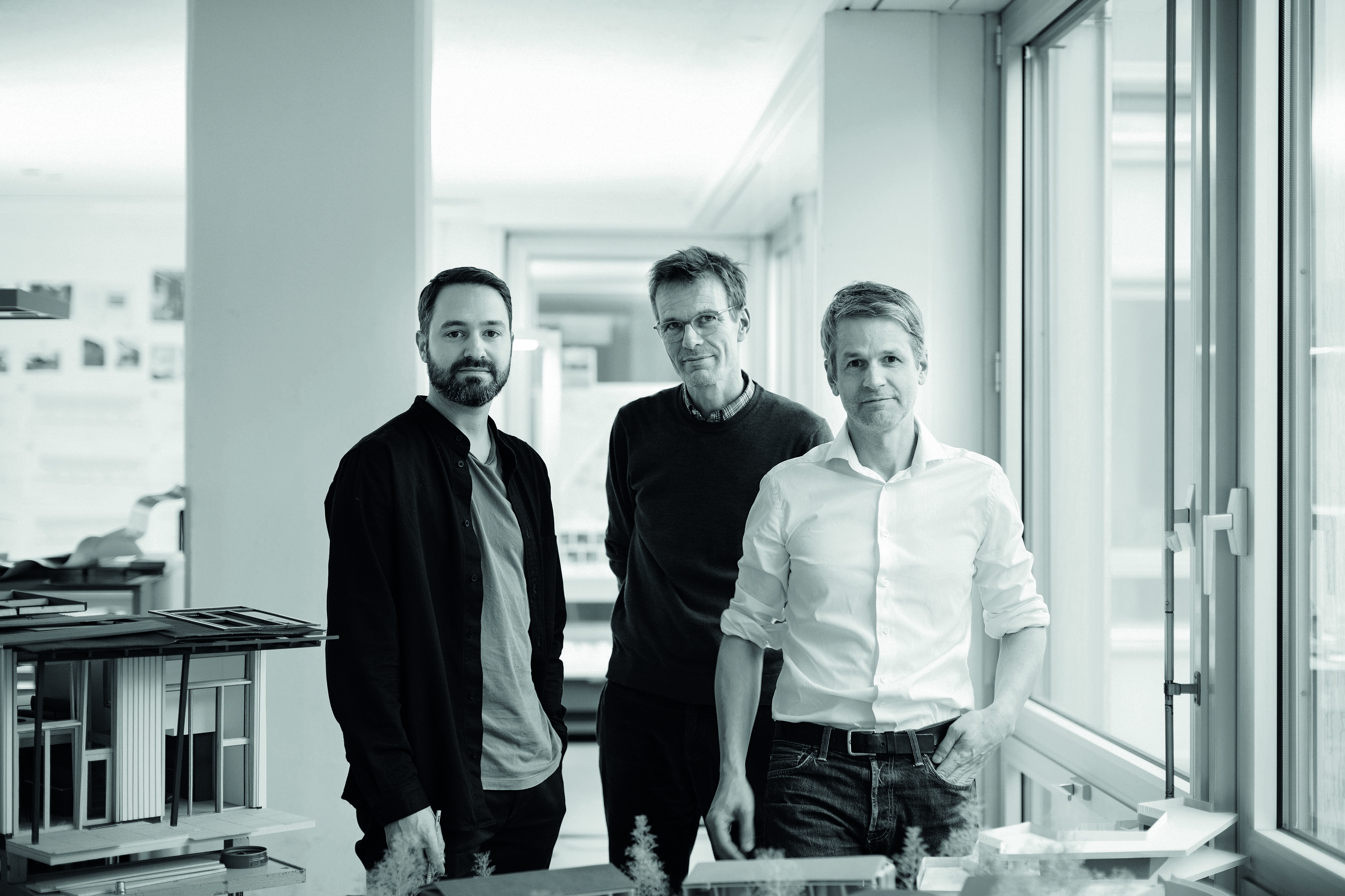 Bis 2023 führten Marco Rickenbacher, Philipp Esch und Stephan Sintzel gemeinsam Esch Sintzel Architekten. Seit 2024 agieren sie unabhängig als Studio Sintzel und Studio Esch Rickenbacher (v.l.n.r.).