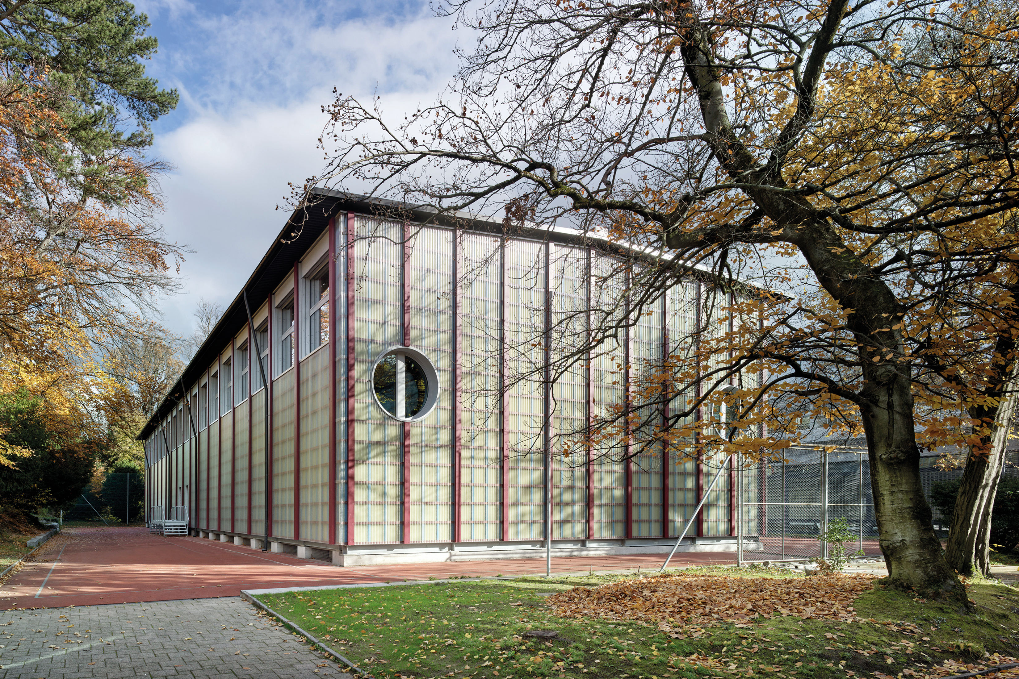 Die Provisorien werden teils vom Kanton, teils von der Stadt Zürich in Auftrag gegeben und von Schulen und Universitäten genutzt. Sie sind – auch farblich – individuell an ihre Umgebung anpassbar.