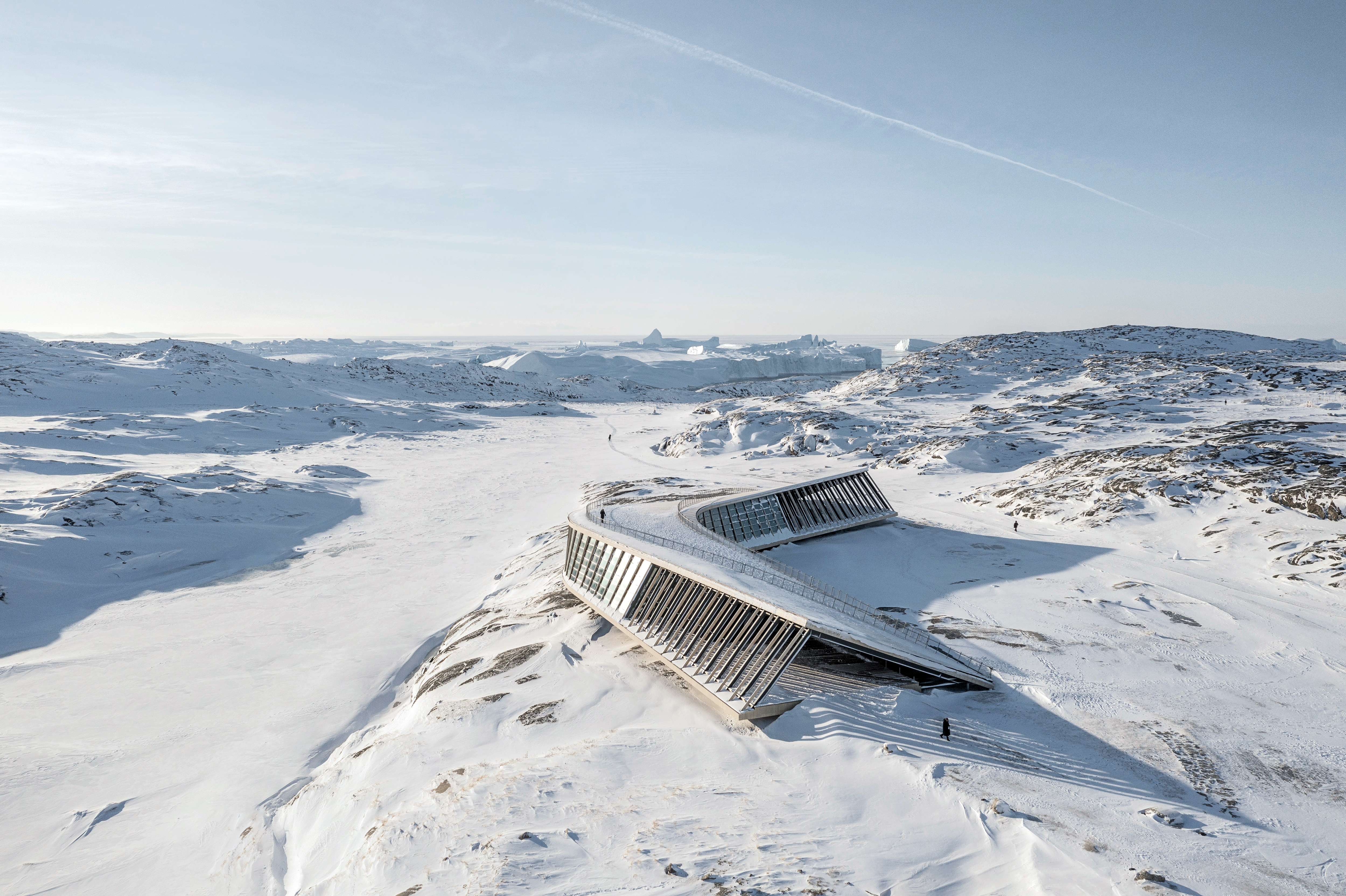 52 individuell geformte, vorfabrizierte Stahlrahmen tragen das markante Dach des Eisfjordzentrums. Auch der Rest des Gebäudes ist weitgehend vorgefertigt, um die Bauzeit zu verkürzen.